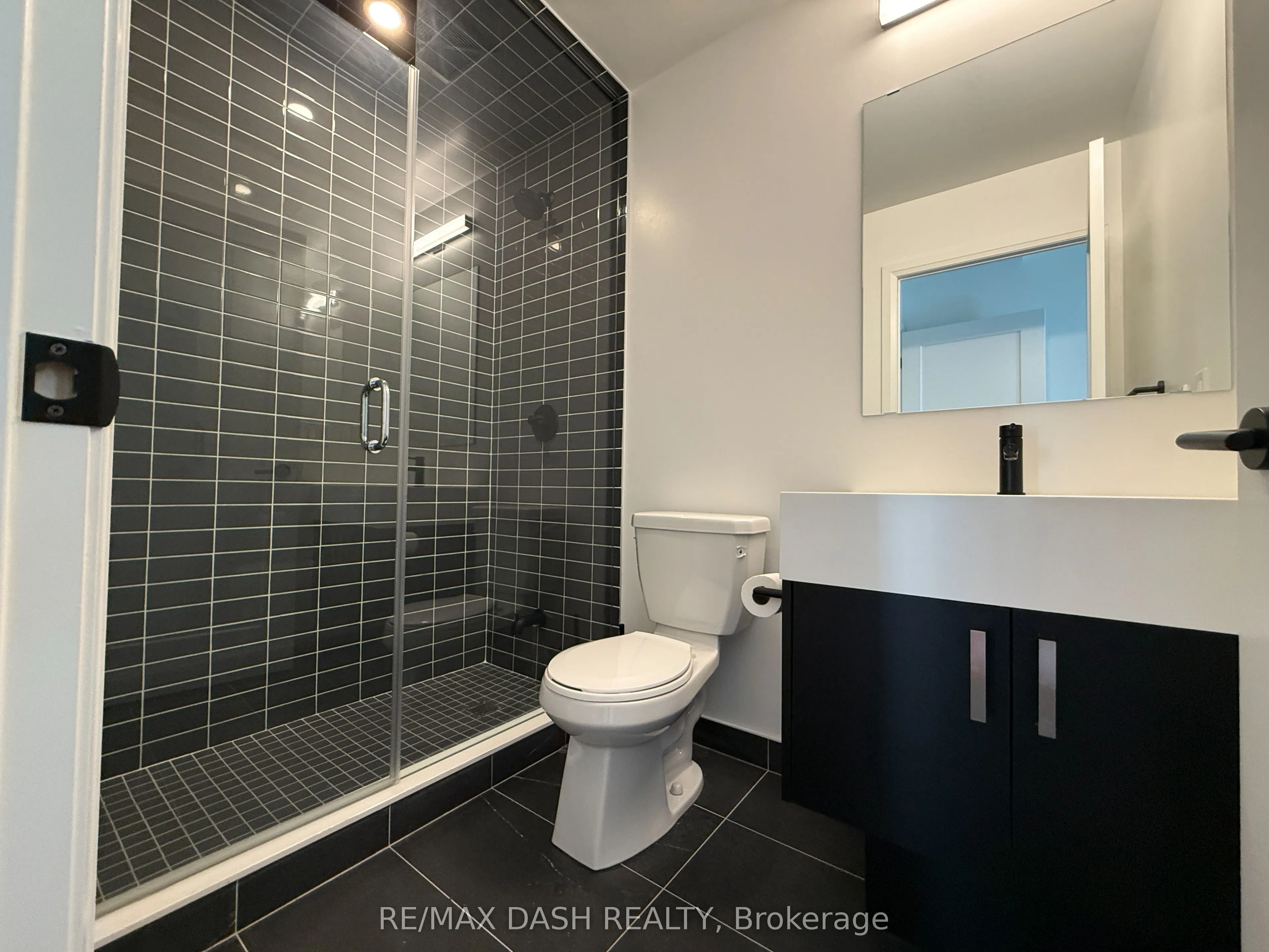 280 Dundas Street W #811