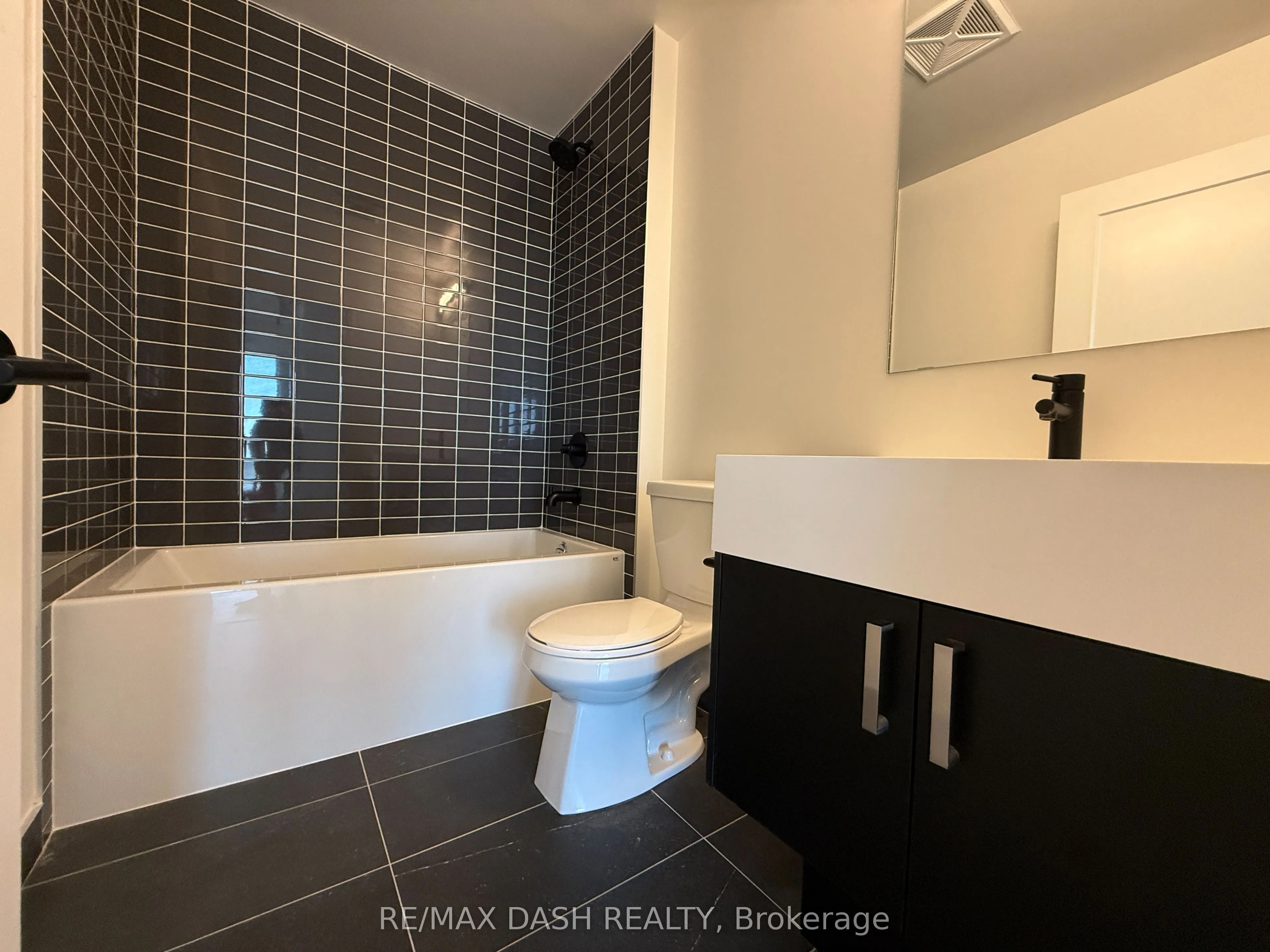 280 Dundas Street W #811