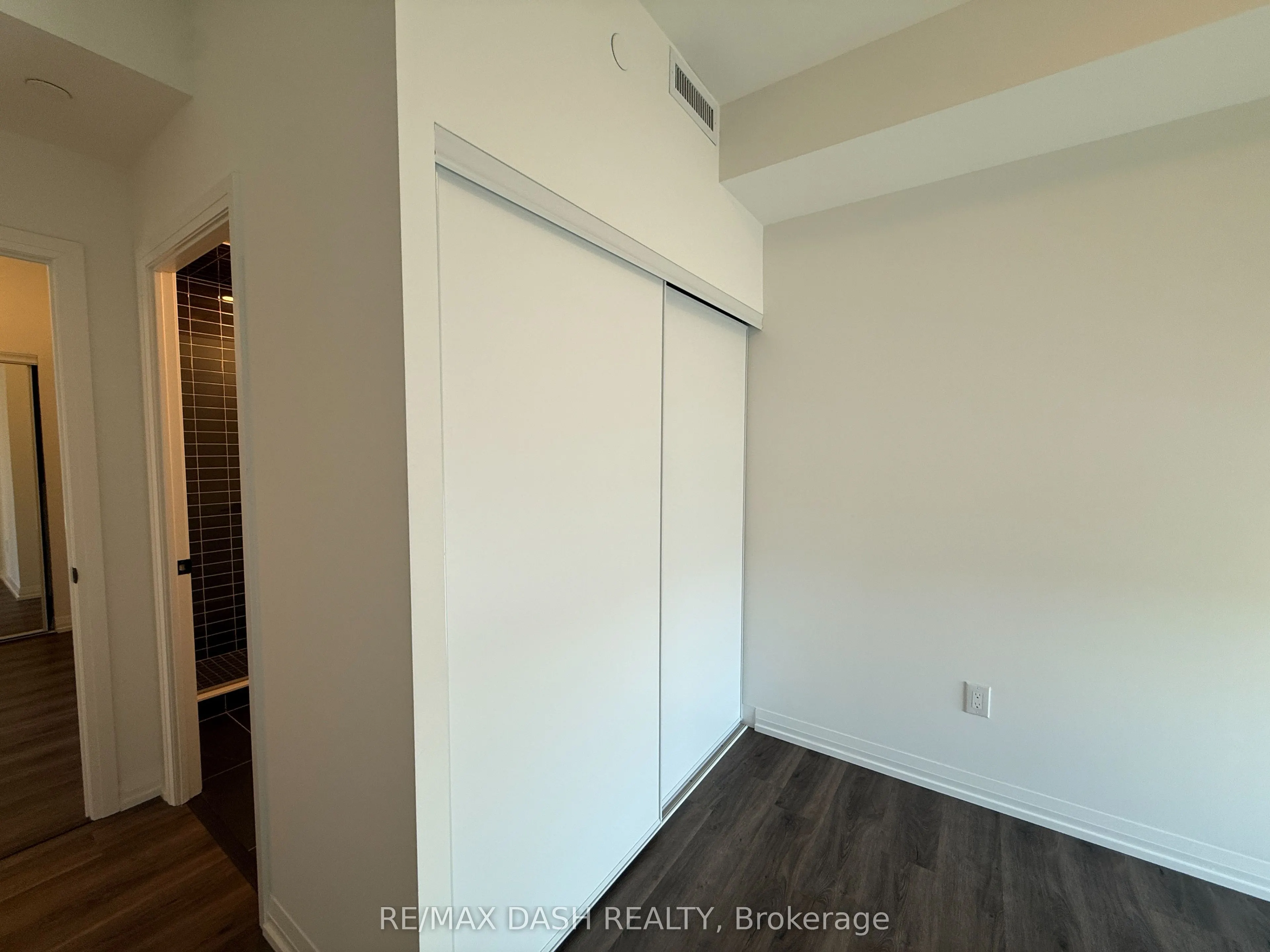 280 Dundas Street W #811