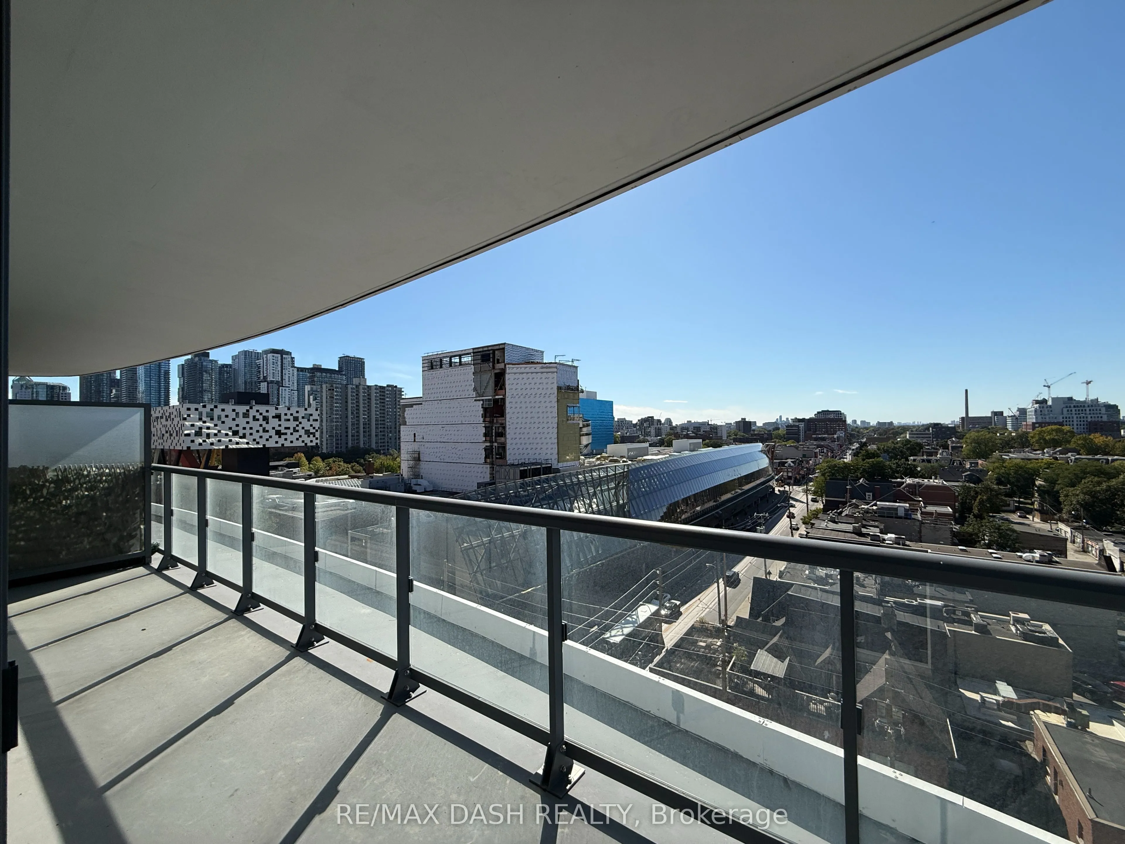 280 Dundas Street W #811