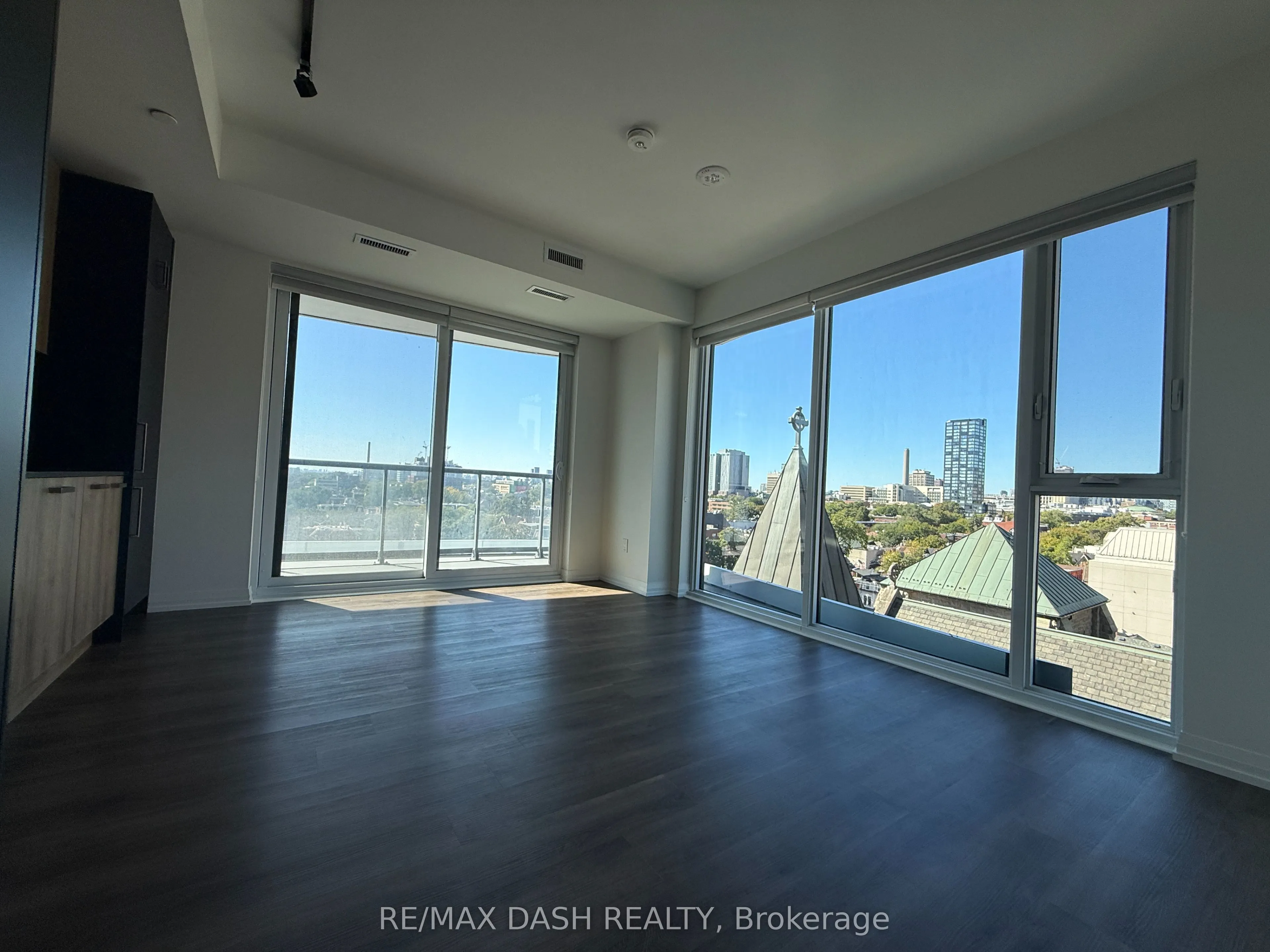 280 Dundas Street W #811