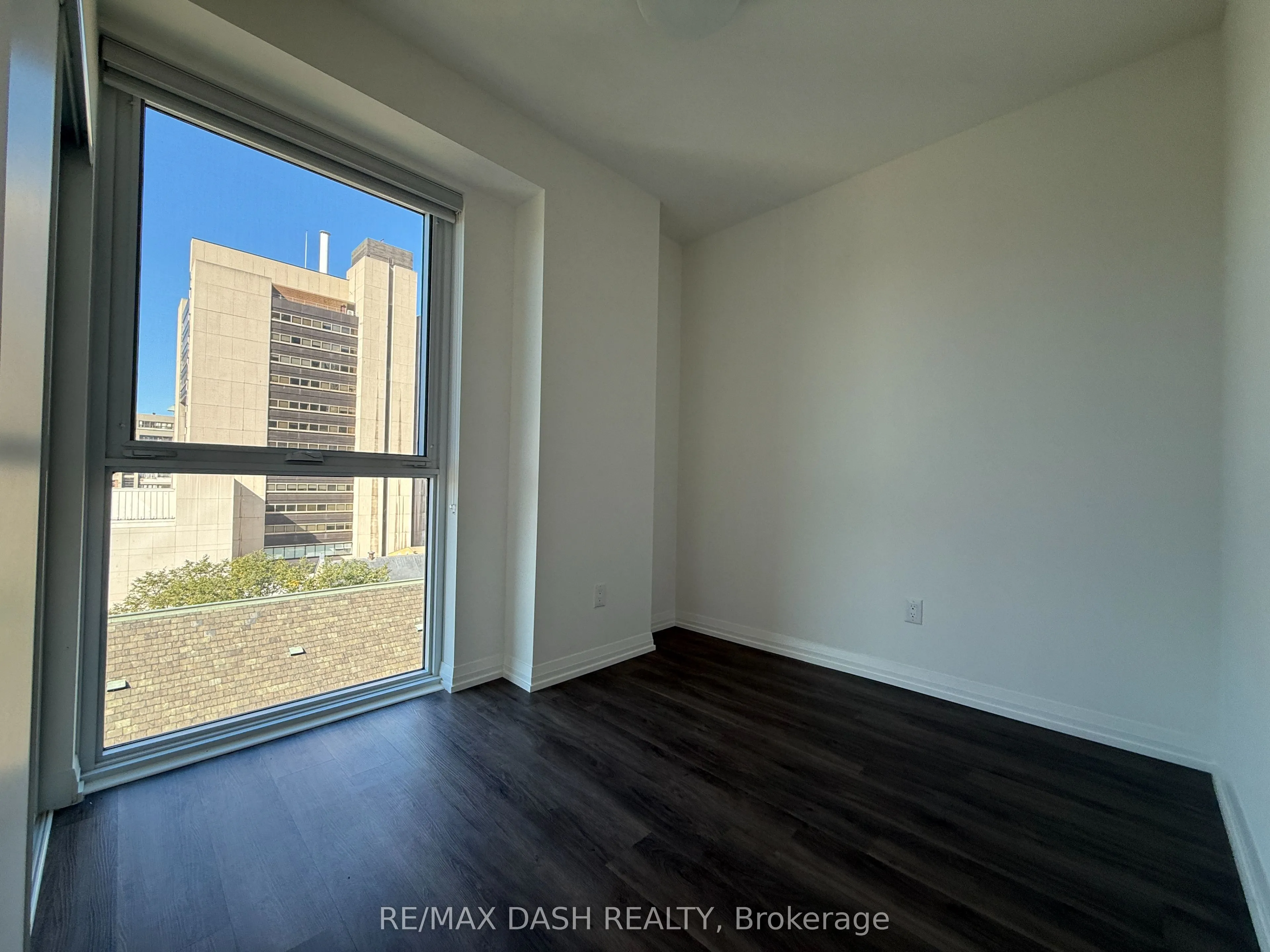 280 Dundas Street W #811