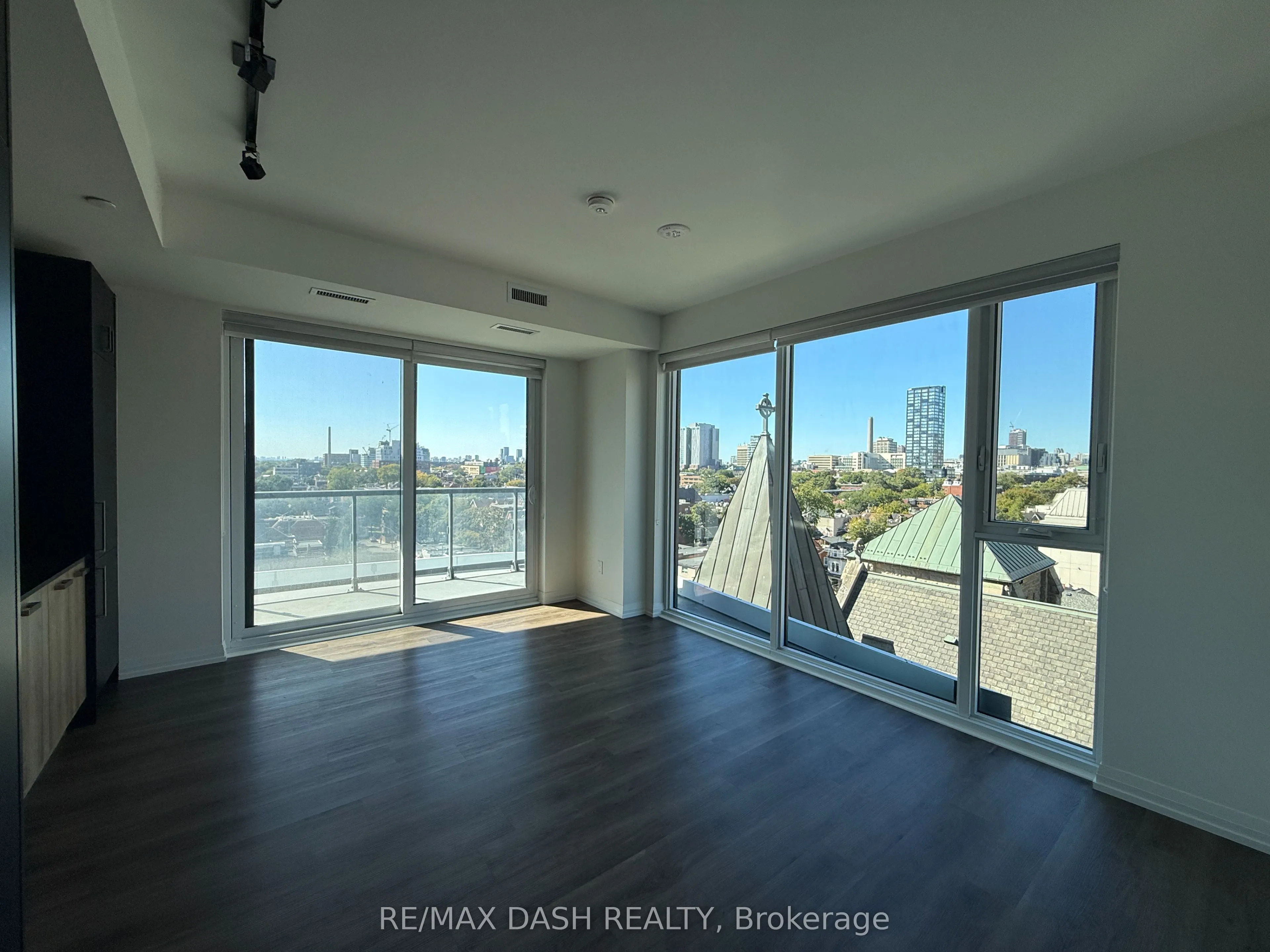 280 Dundas Street W #811