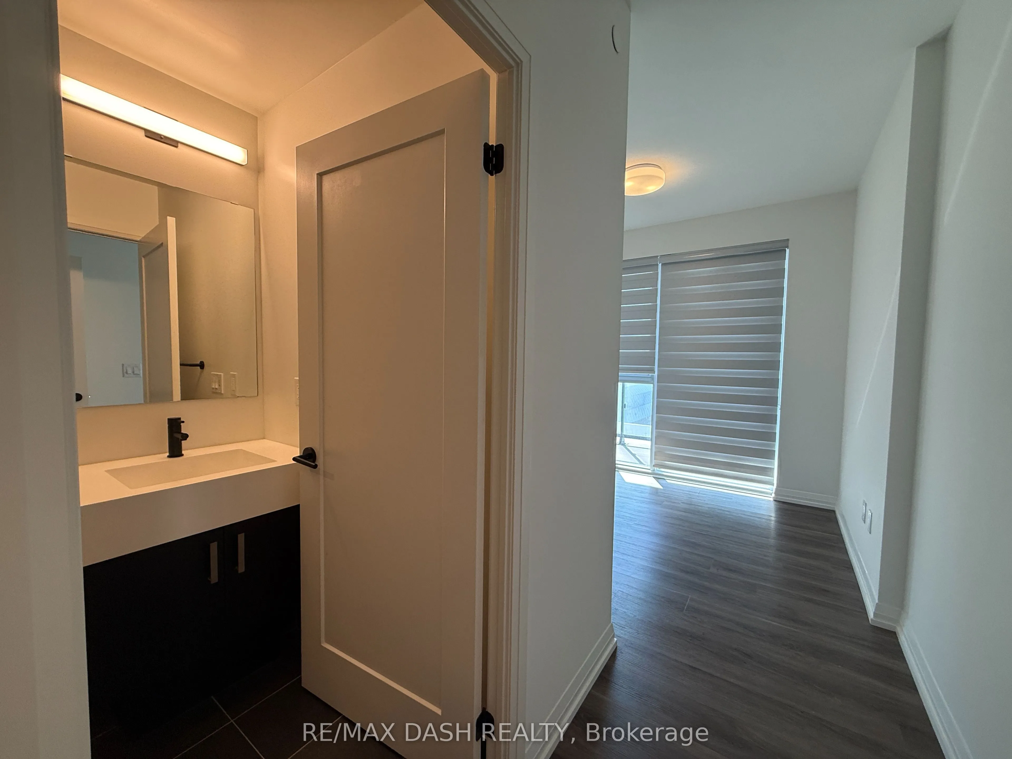 280 Dundas Street W #811