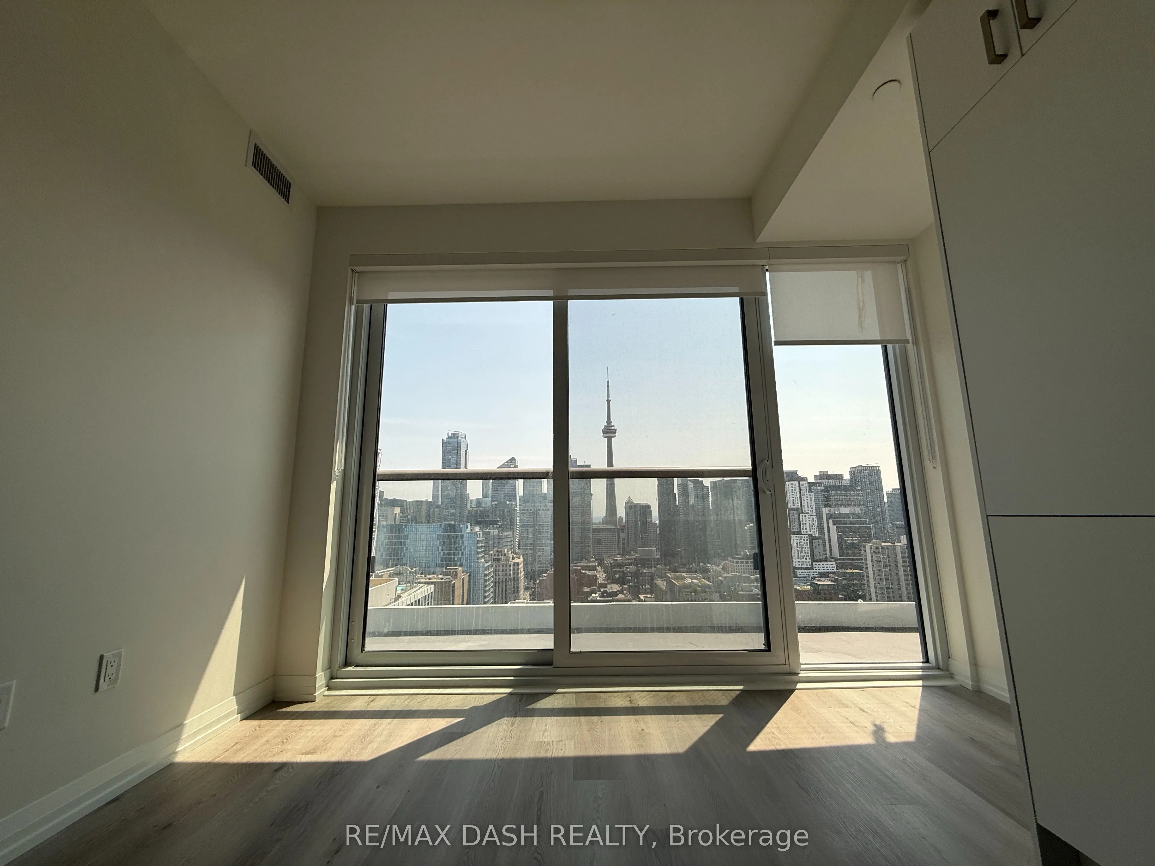 280 Dundas Street W #3109