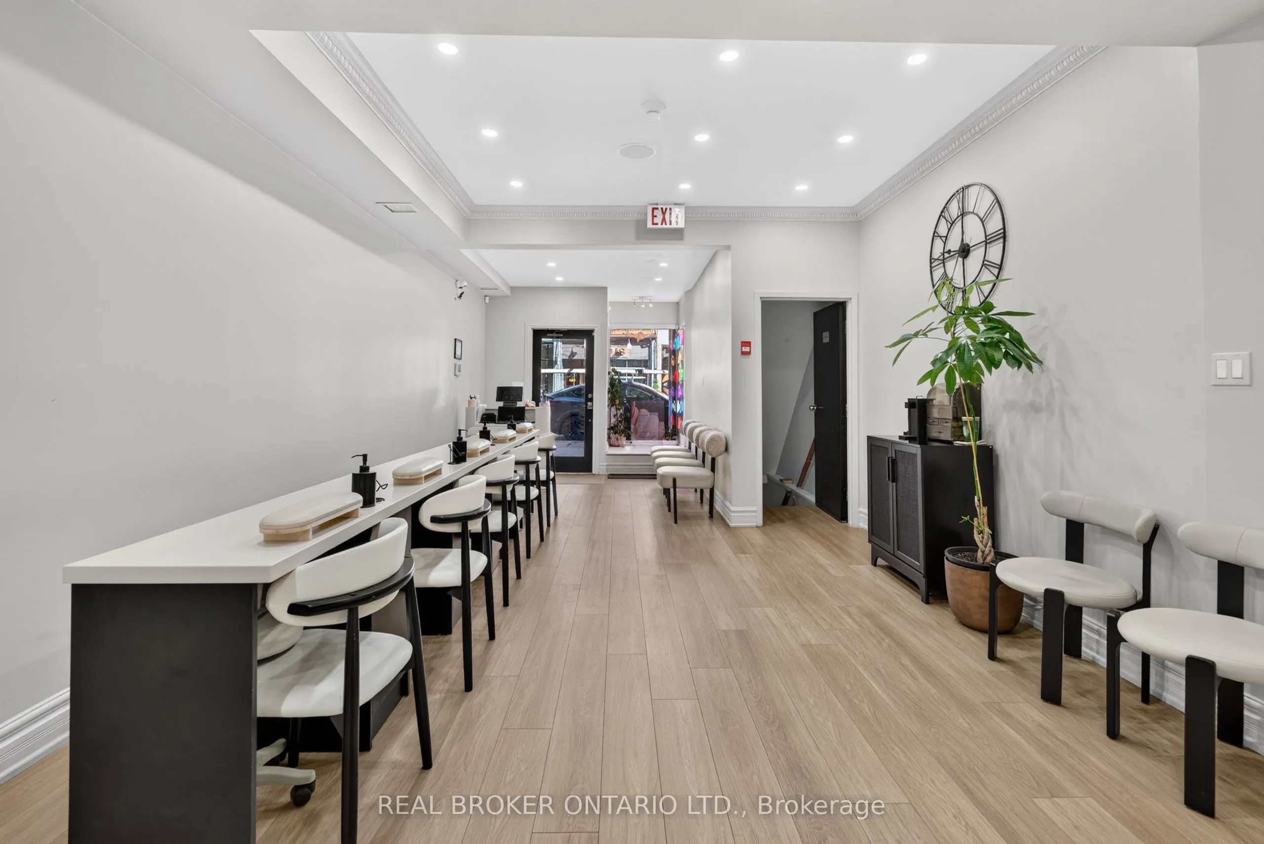 803 Dundas Street W