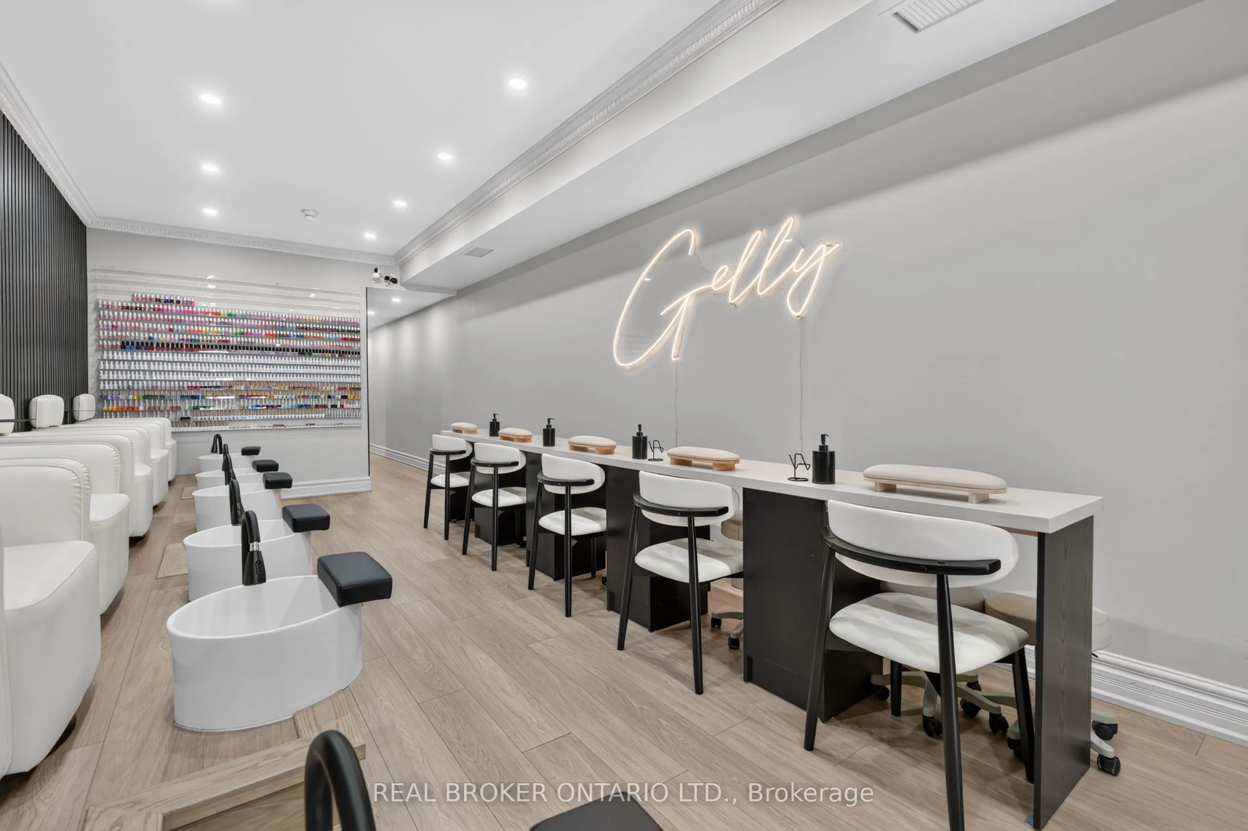 803 Dundas Street W