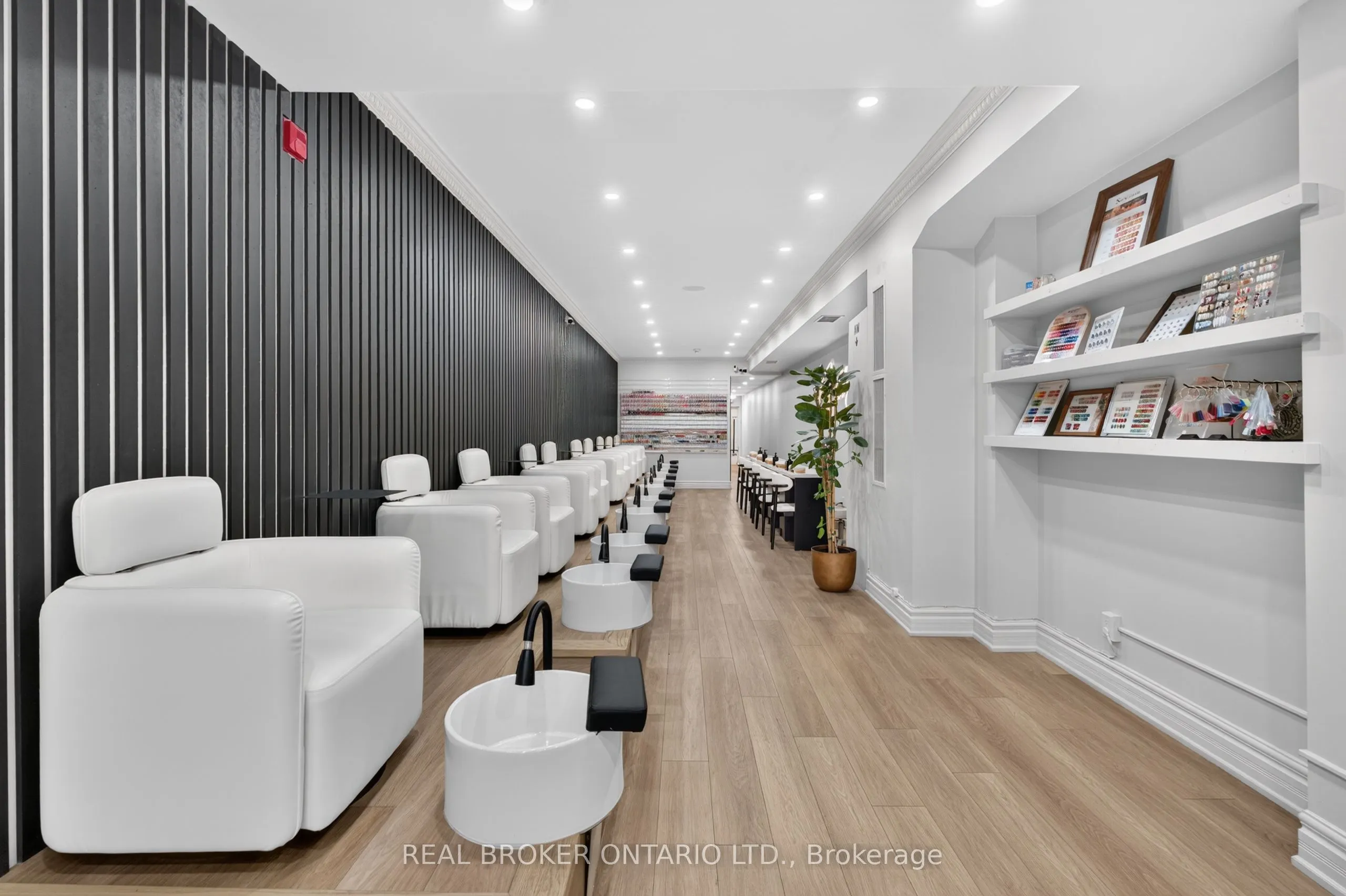 803 Dundas Street W