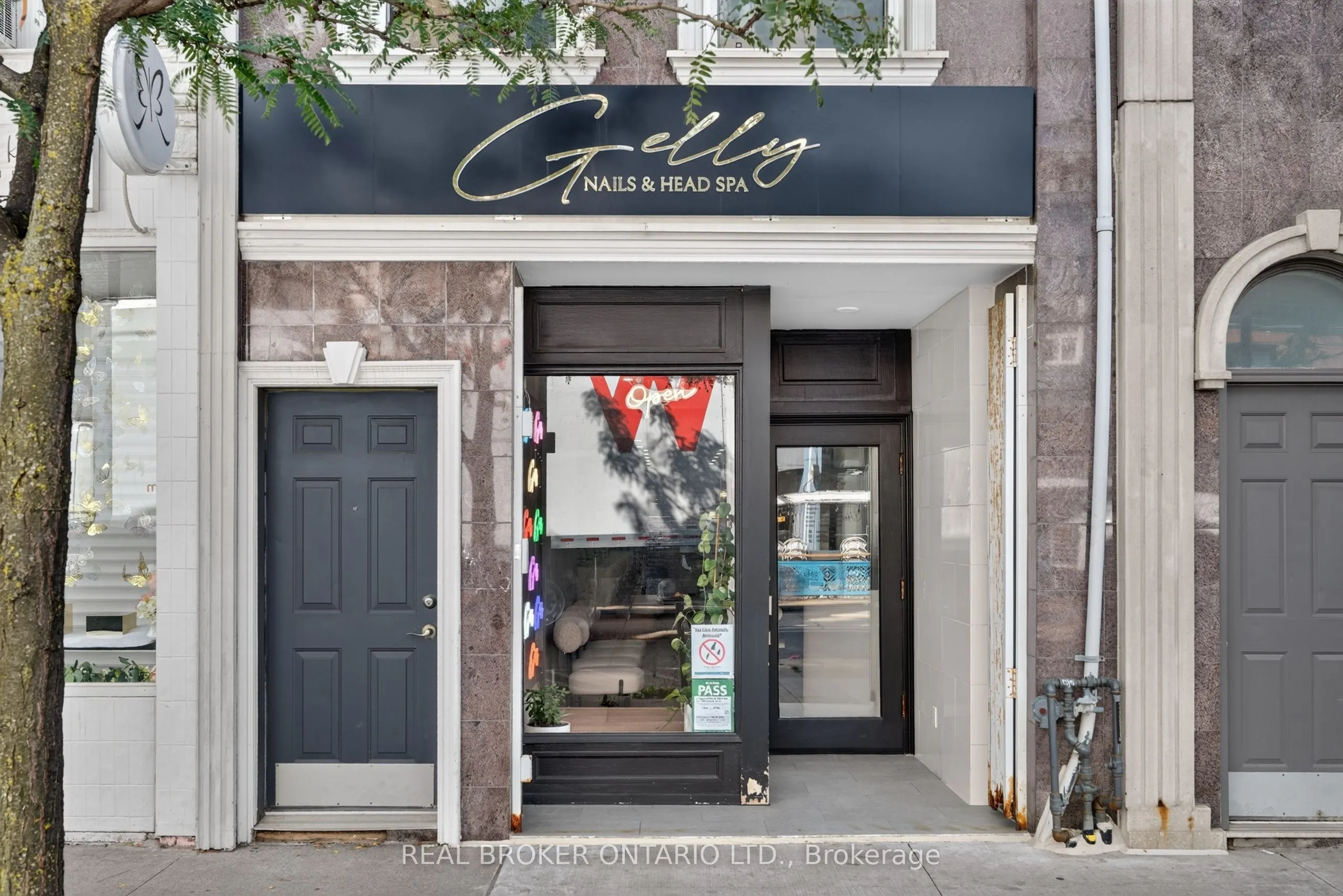 803 Dundas Street W