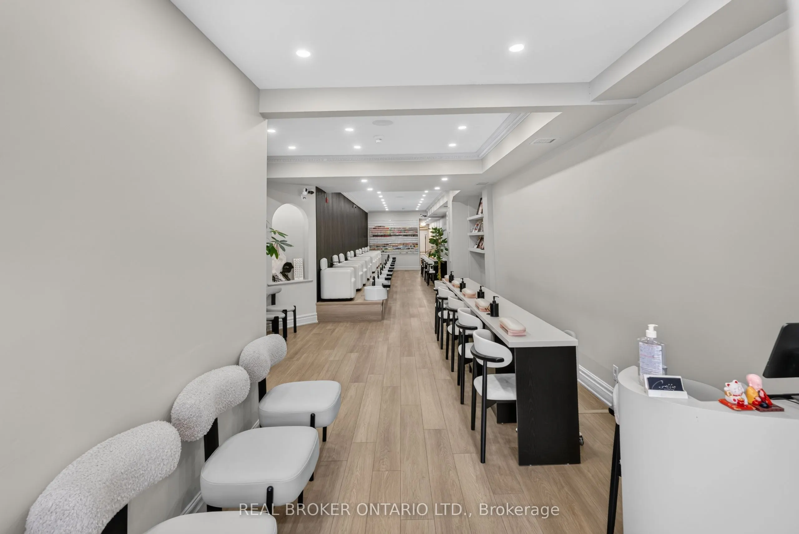 803 Dundas Street W