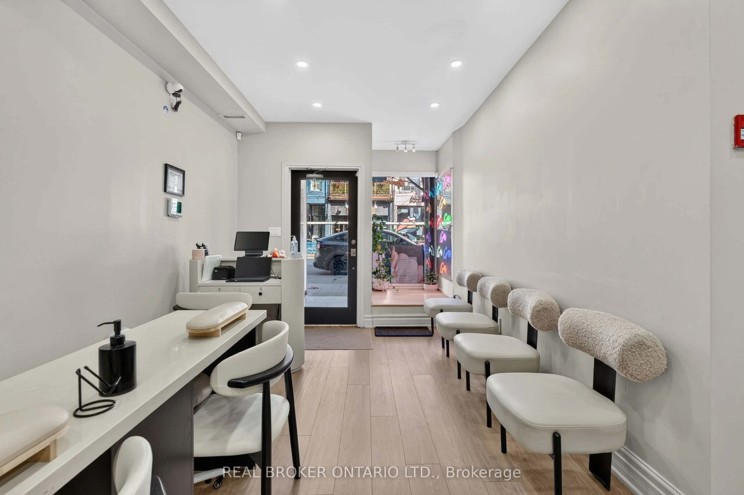803 Dundas Street W