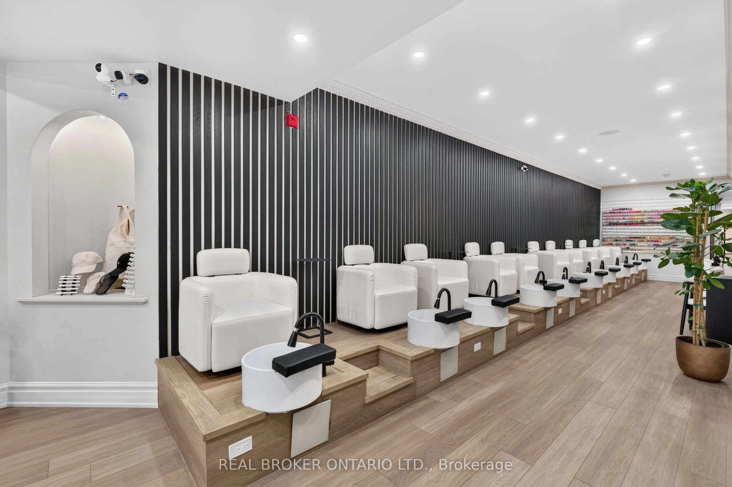 803 Dundas Street W