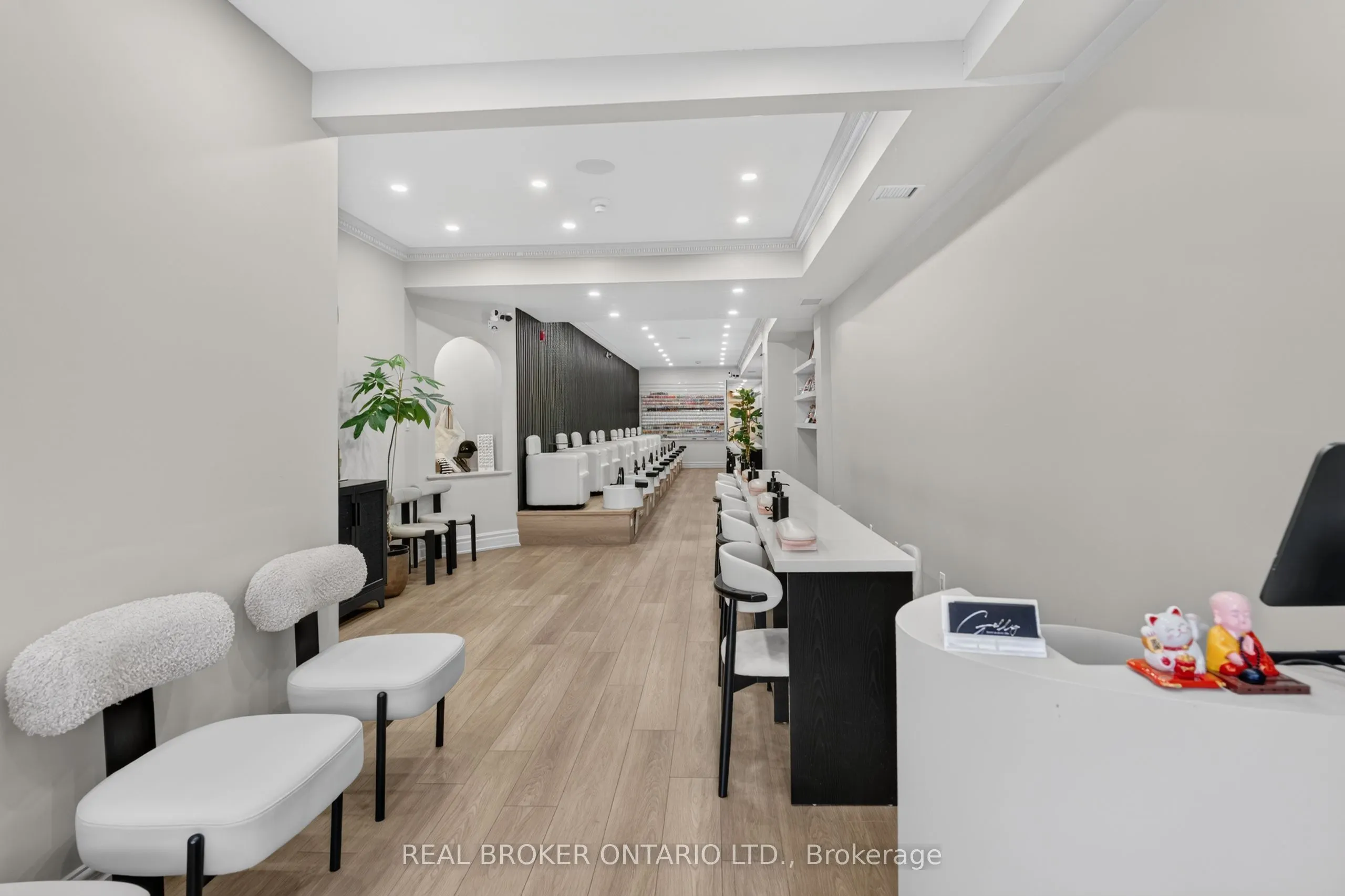 803 Dundas Street W