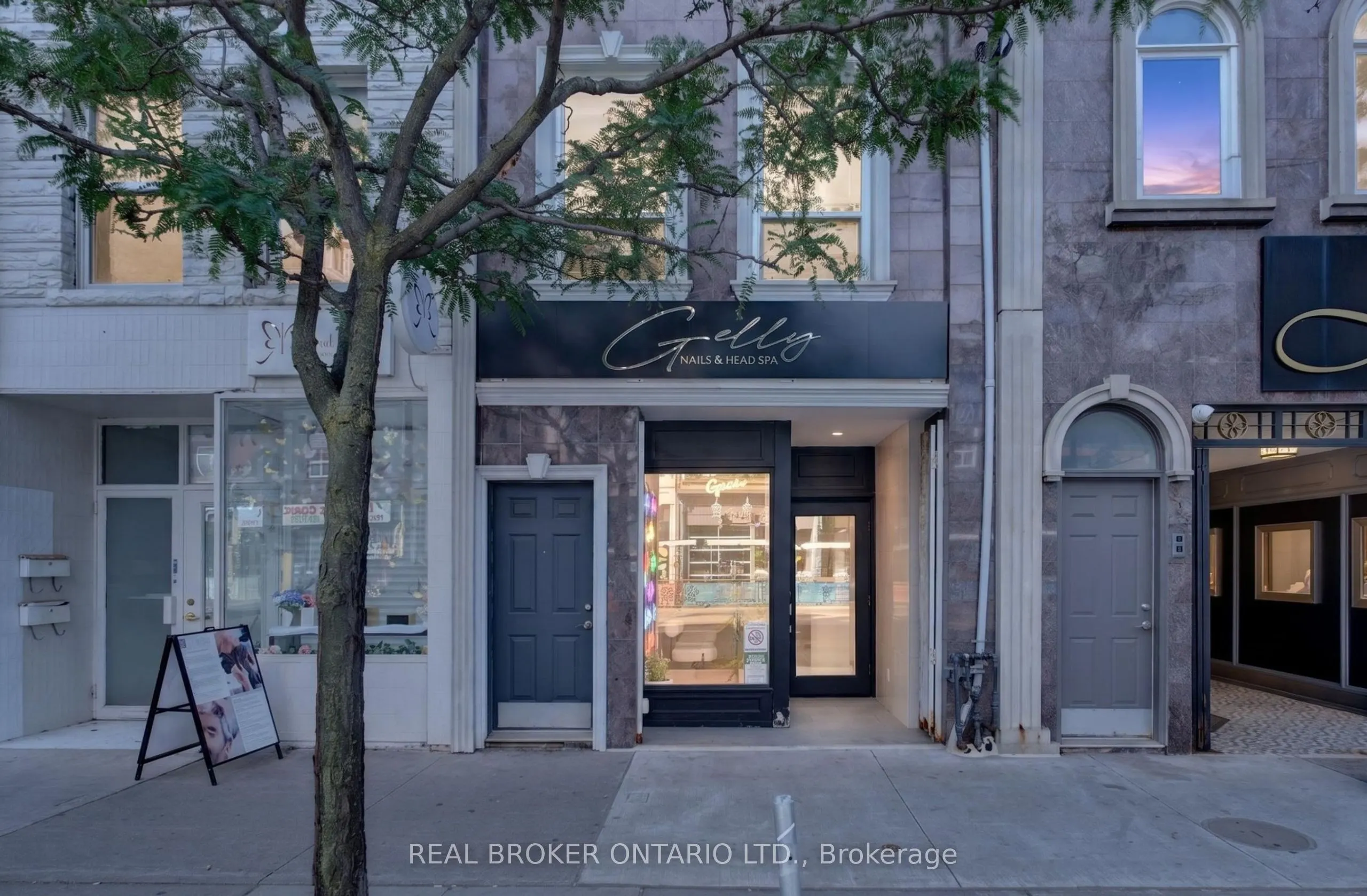 803 Dundas Street W