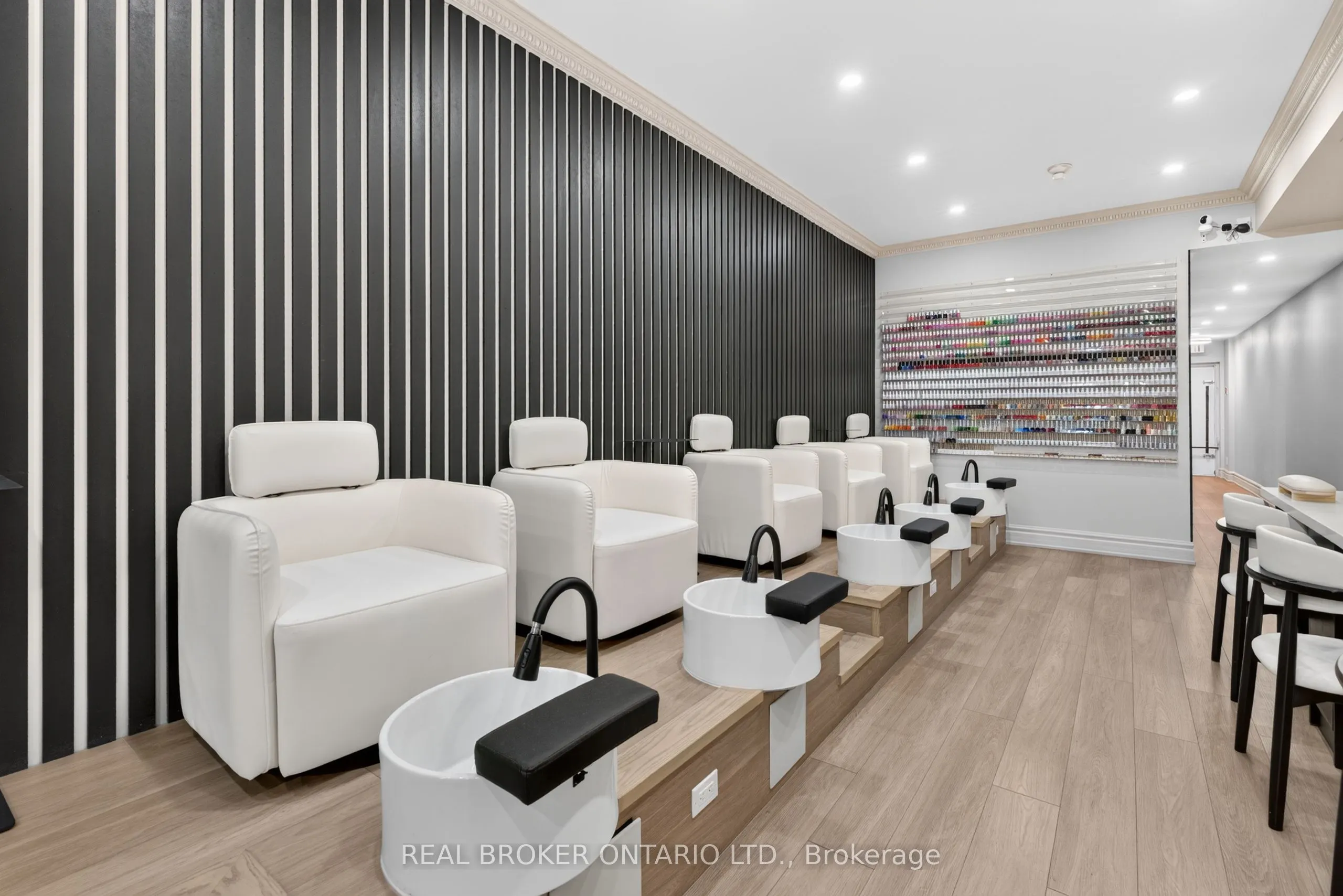 803 Dundas Street W