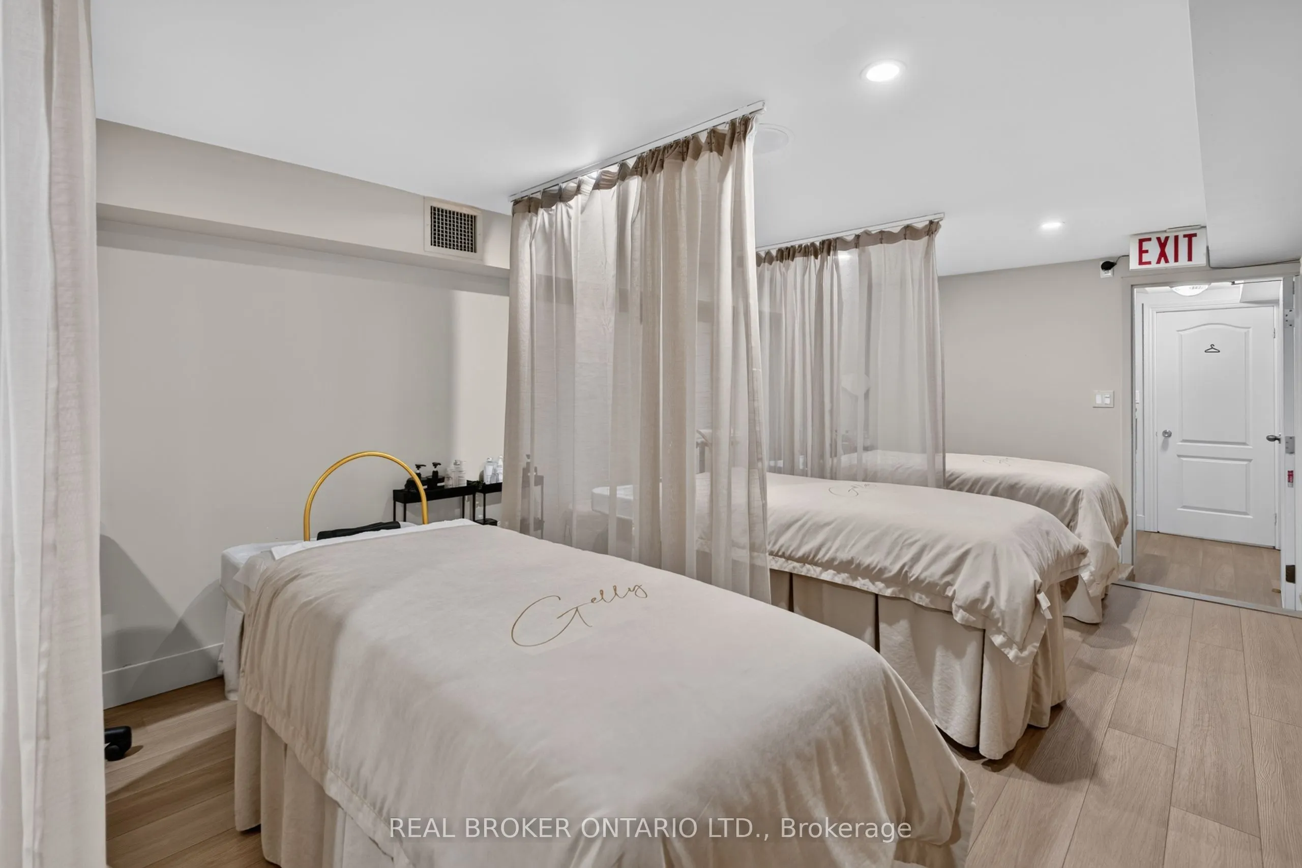 803 Dundas Street W