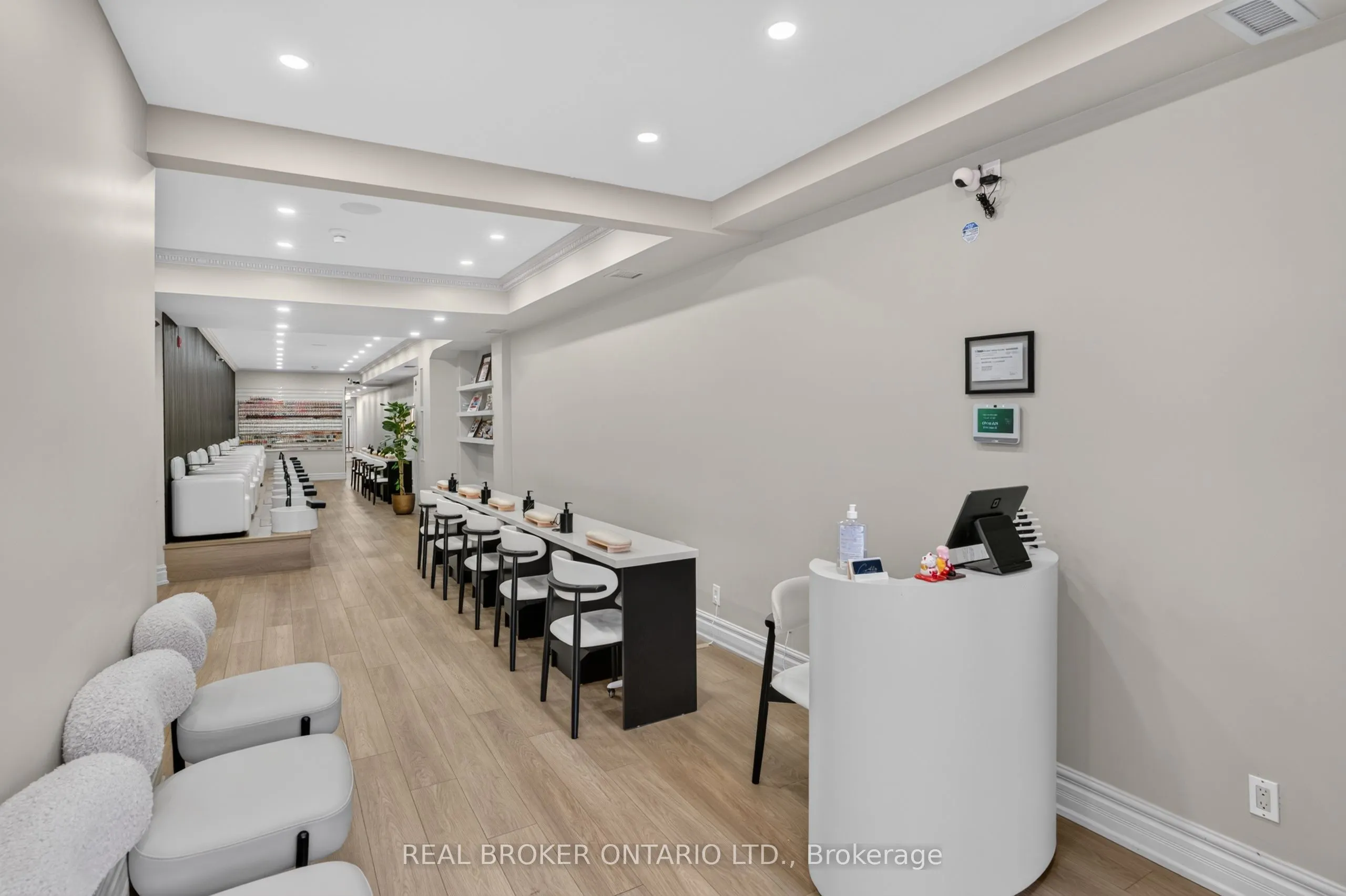 803 Dundas Street W