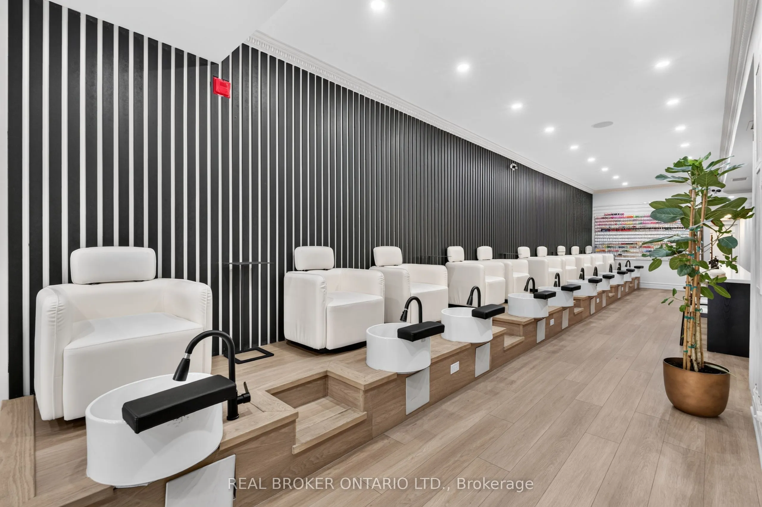 803 Dundas Street W