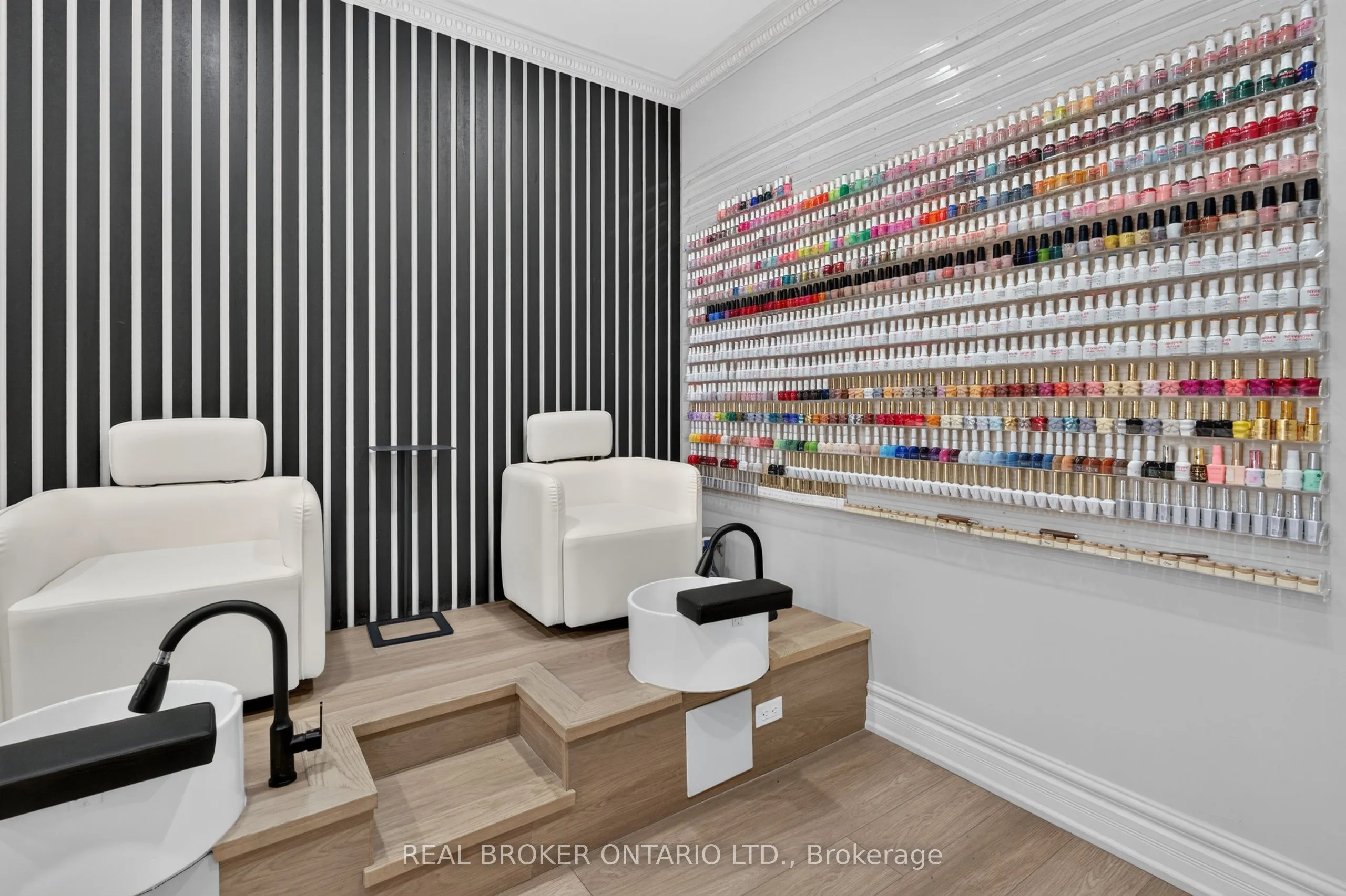 803 Dundas Street W