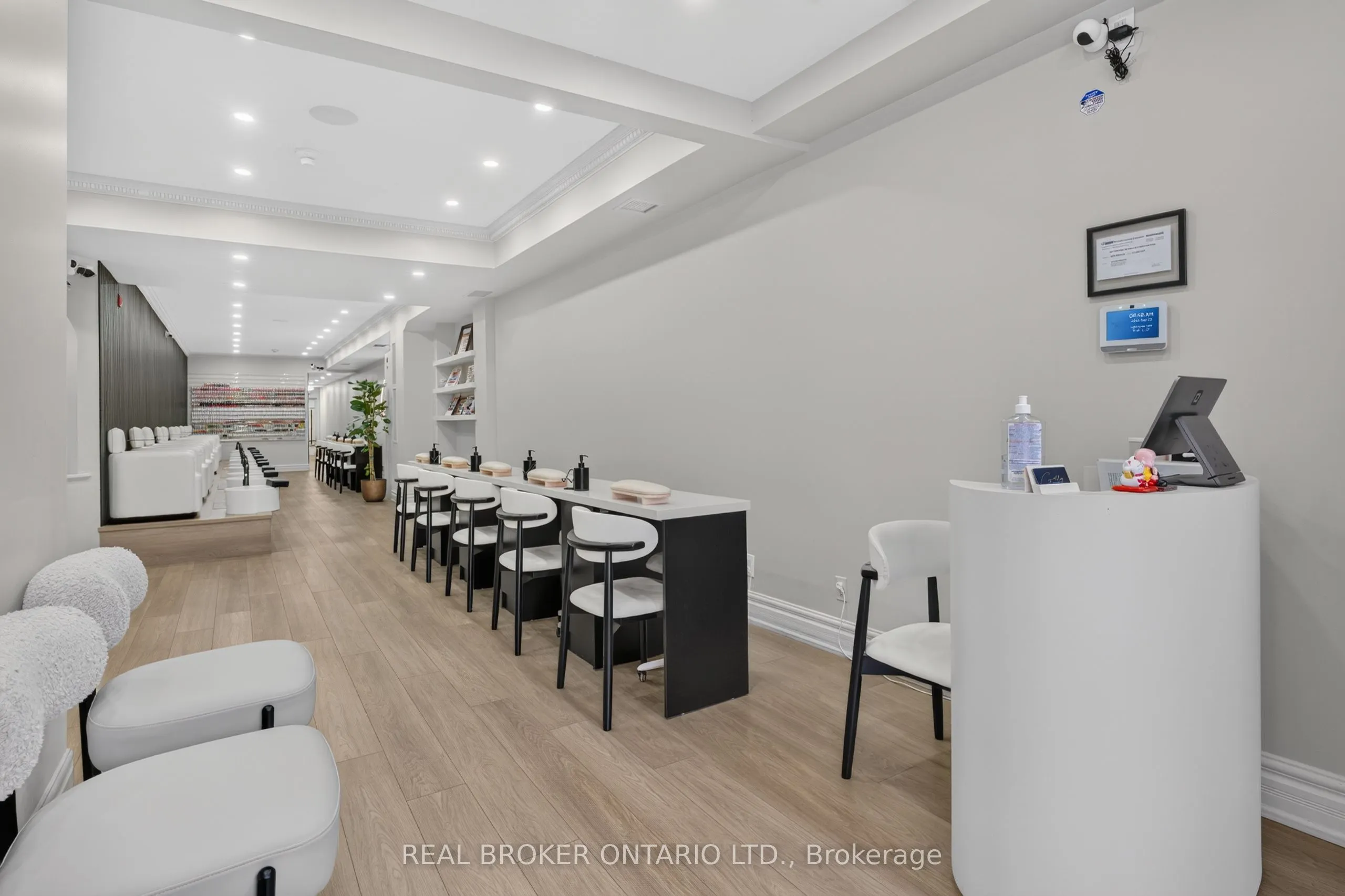 803 Dundas Street W