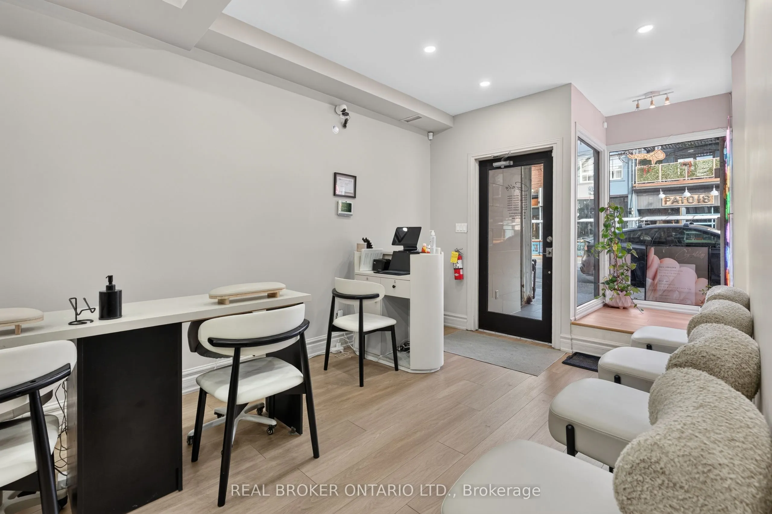 803 Dundas Street W