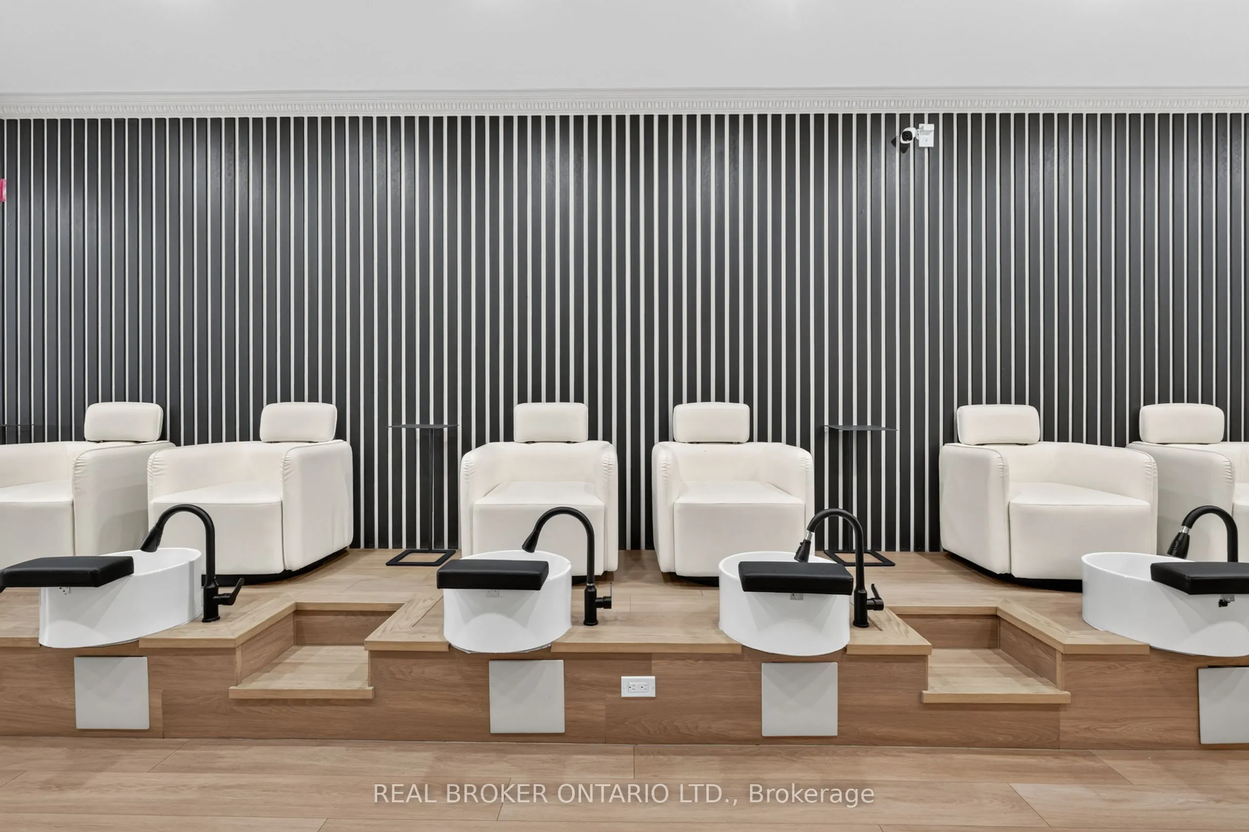 803 Dundas Street W