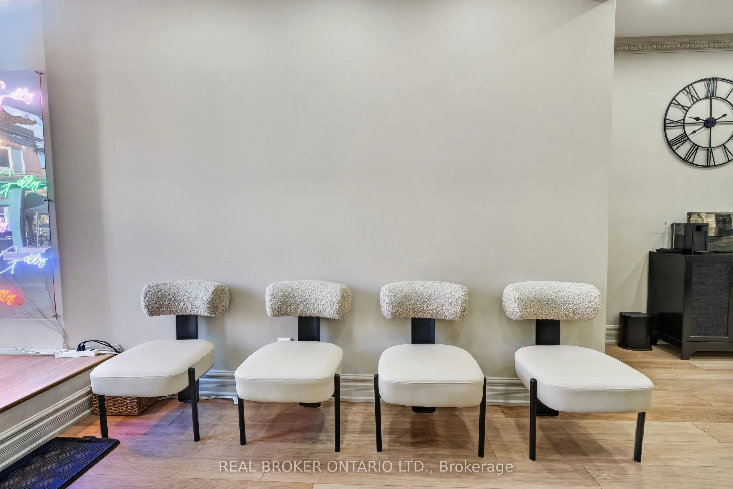 803 Dundas Street W