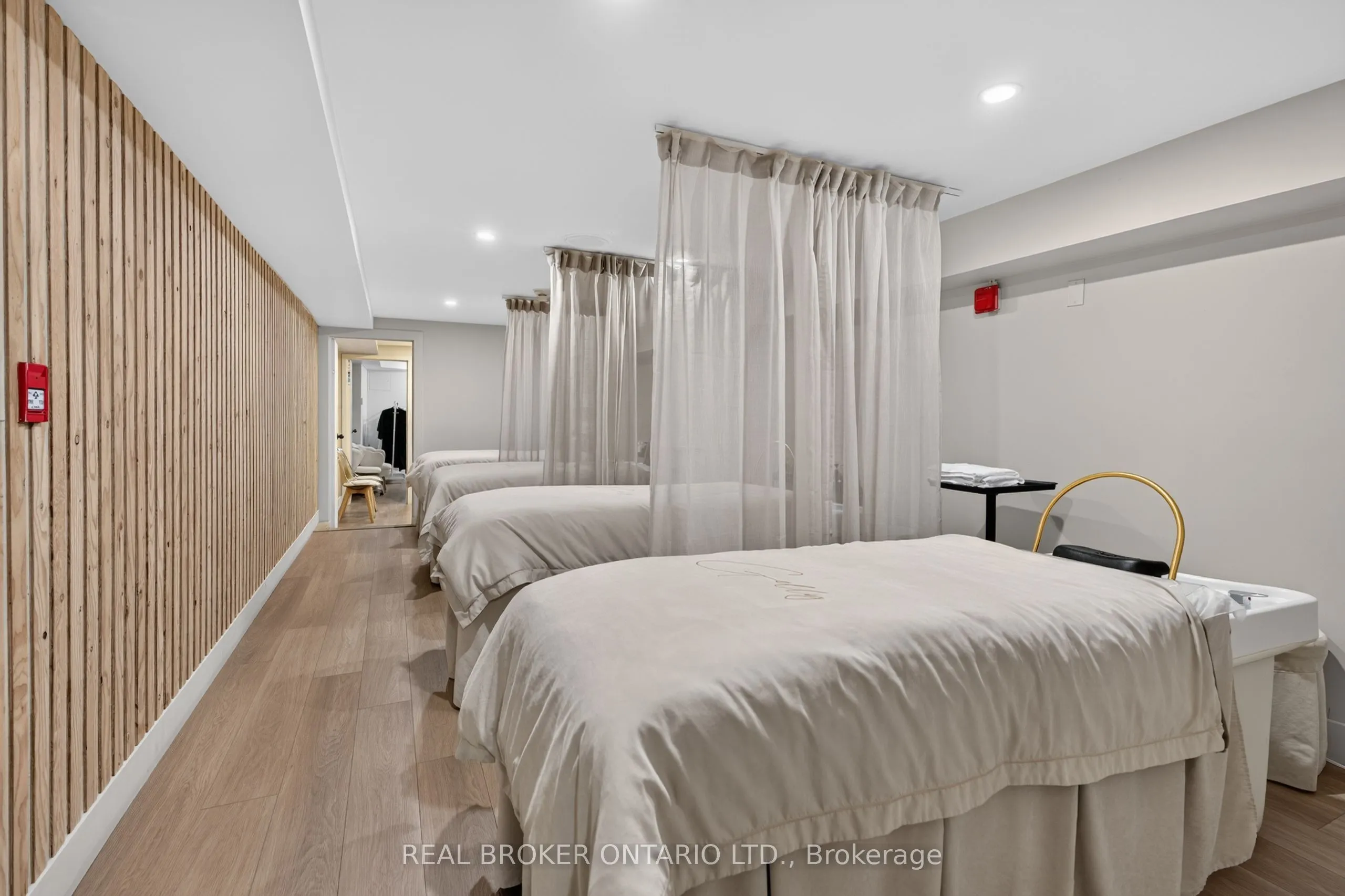 803 Dundas Street W