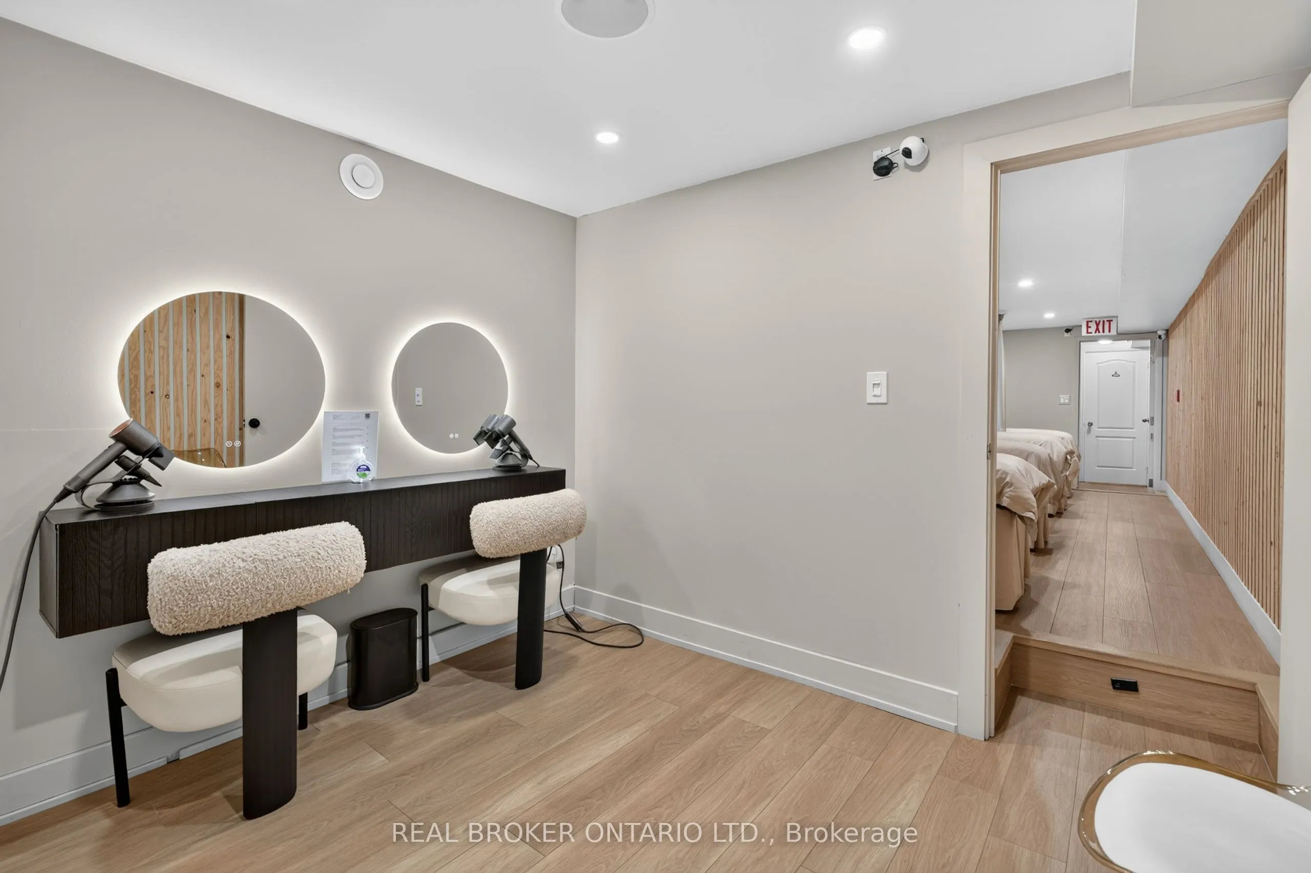 803 Dundas Street W