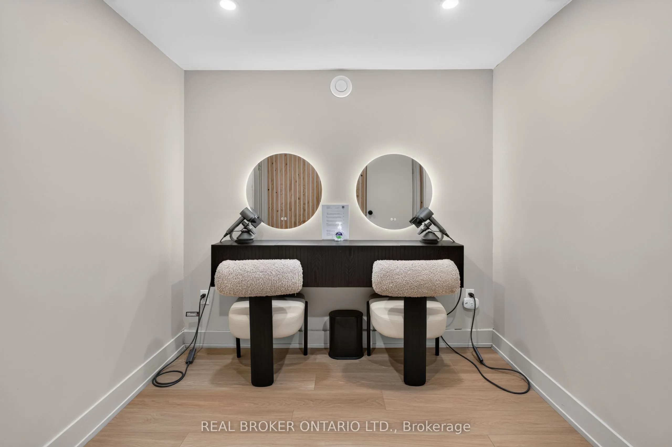 803 Dundas Street W