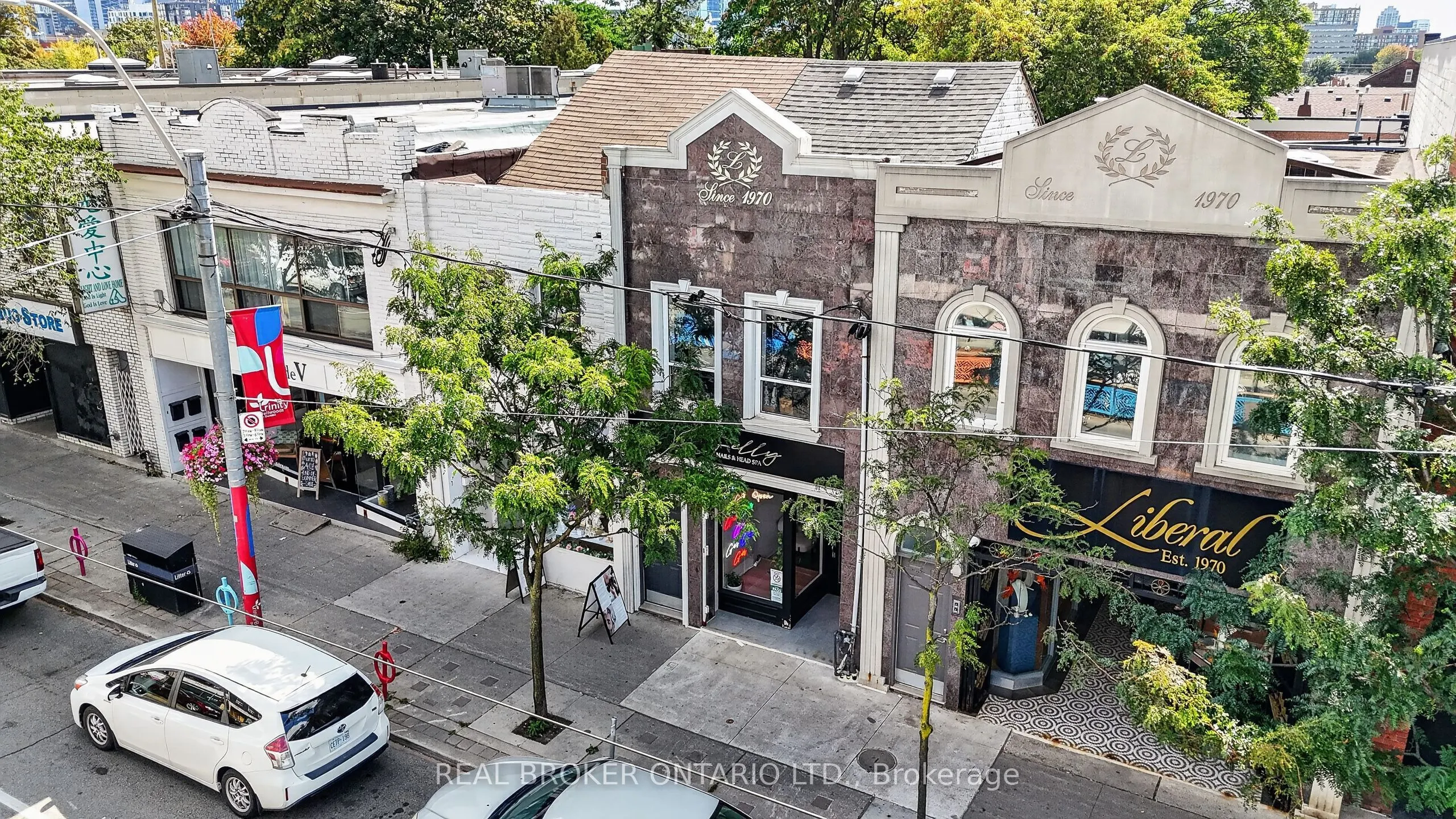 803 Dundas Street W