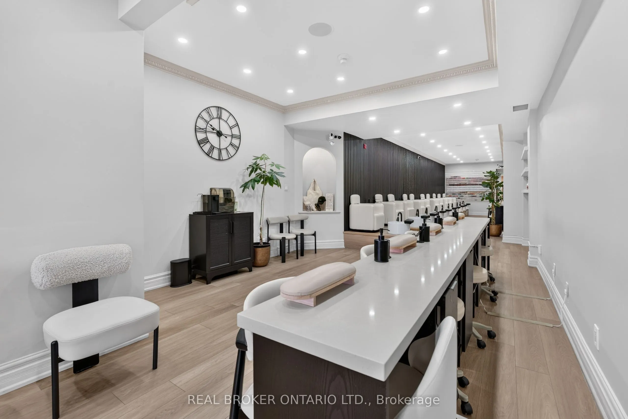803 Dundas Street W