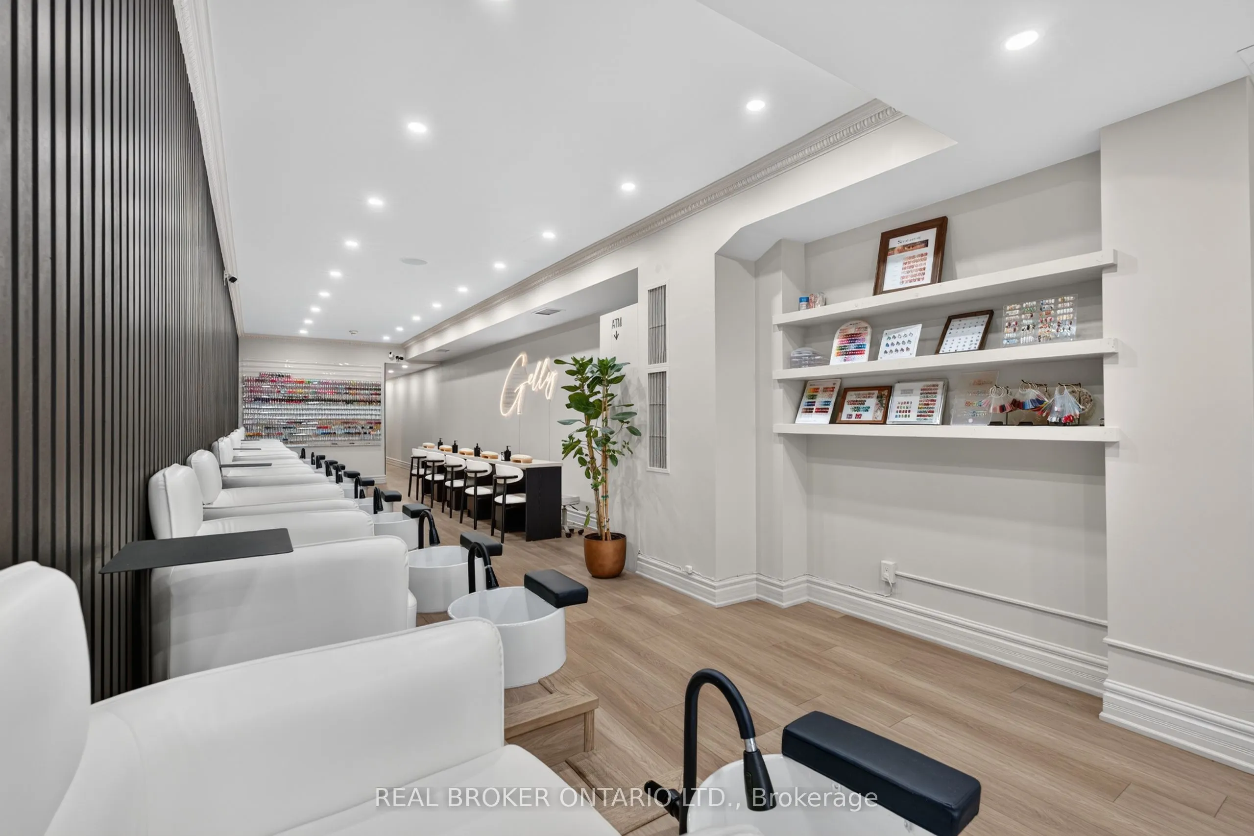 803 Dundas Street W