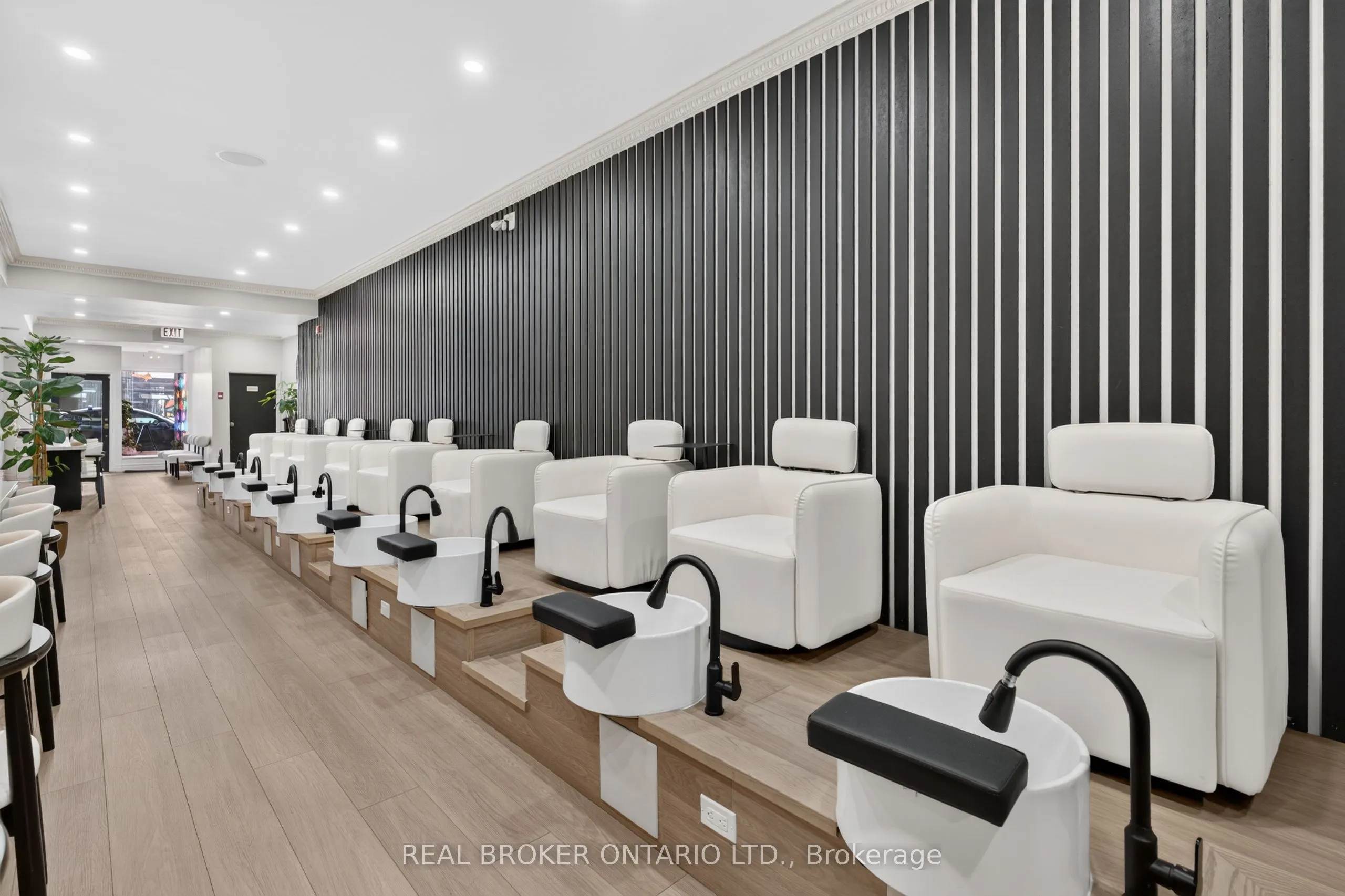 803 Dundas Street W