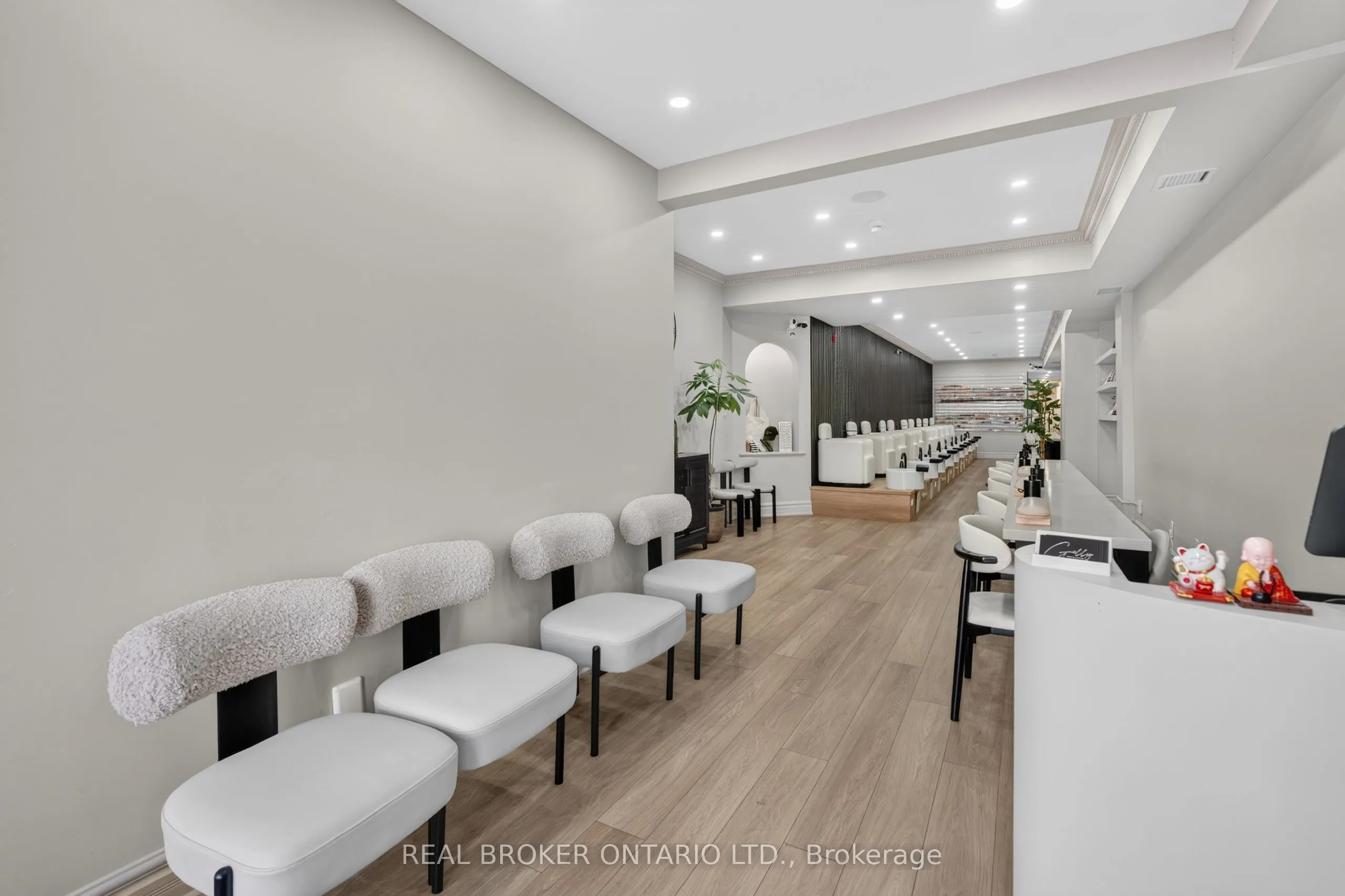 803 Dundas Street W