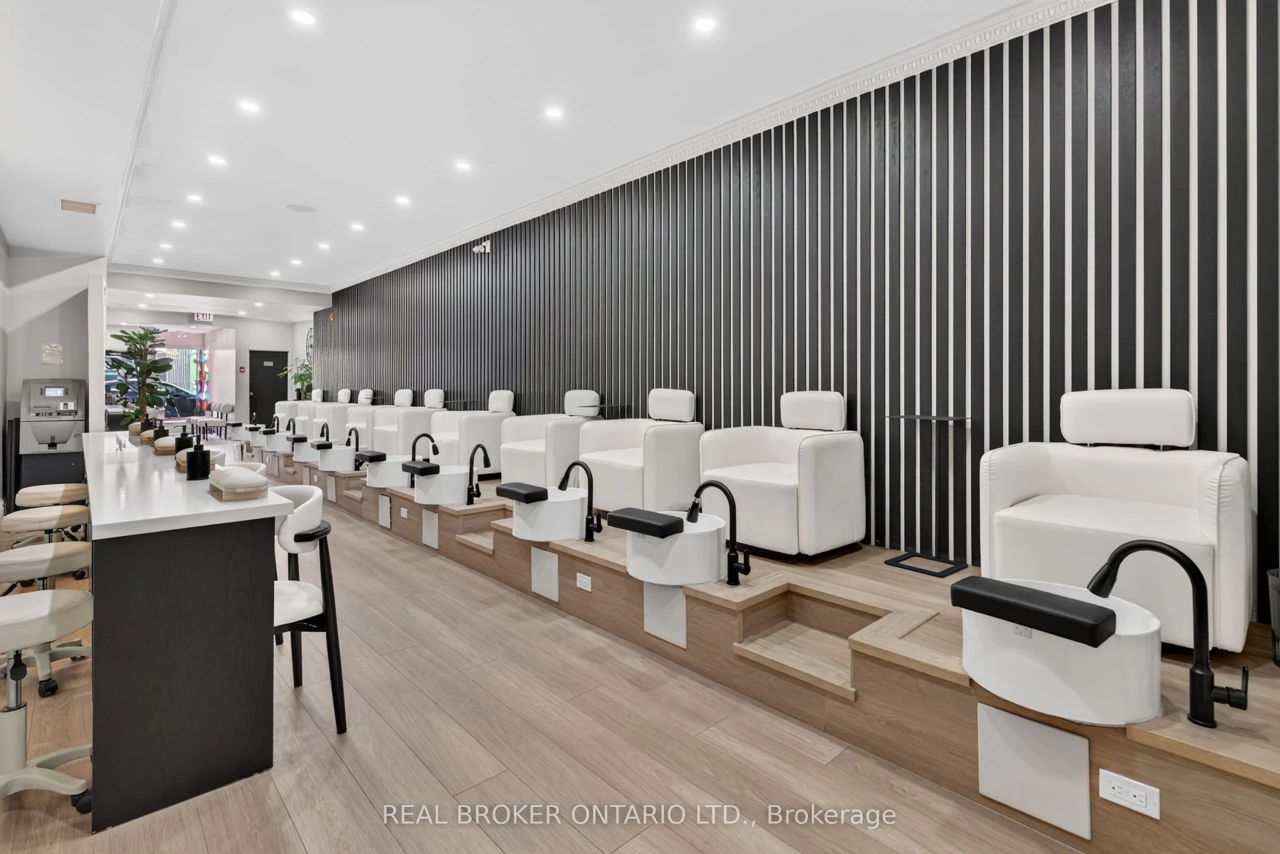 803 Dundas Street W