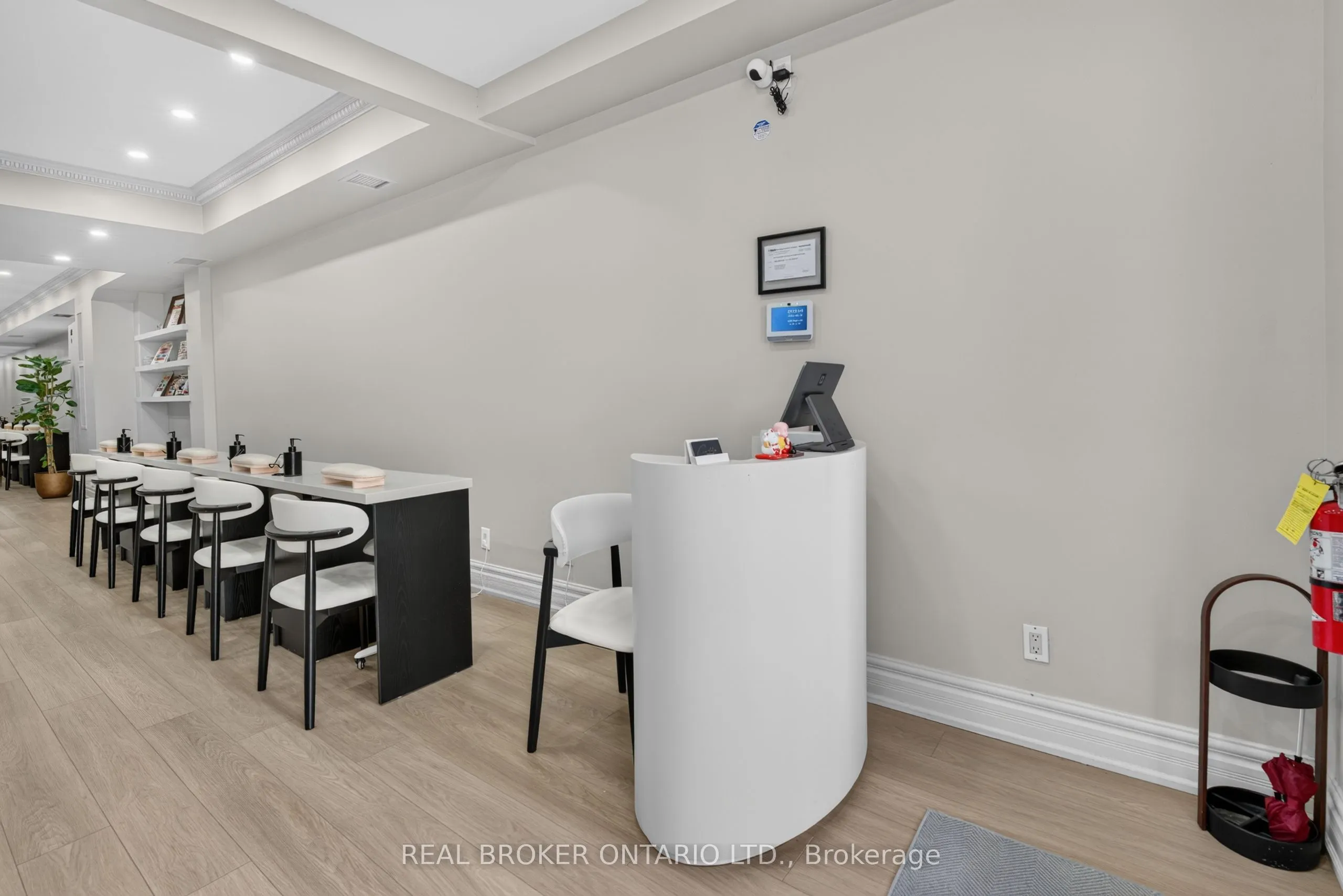 803 Dundas Street W