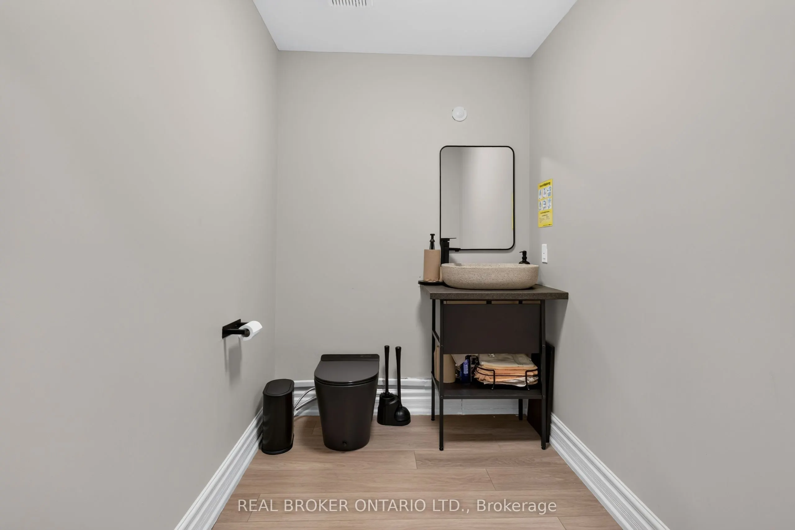 803 Dundas Street W