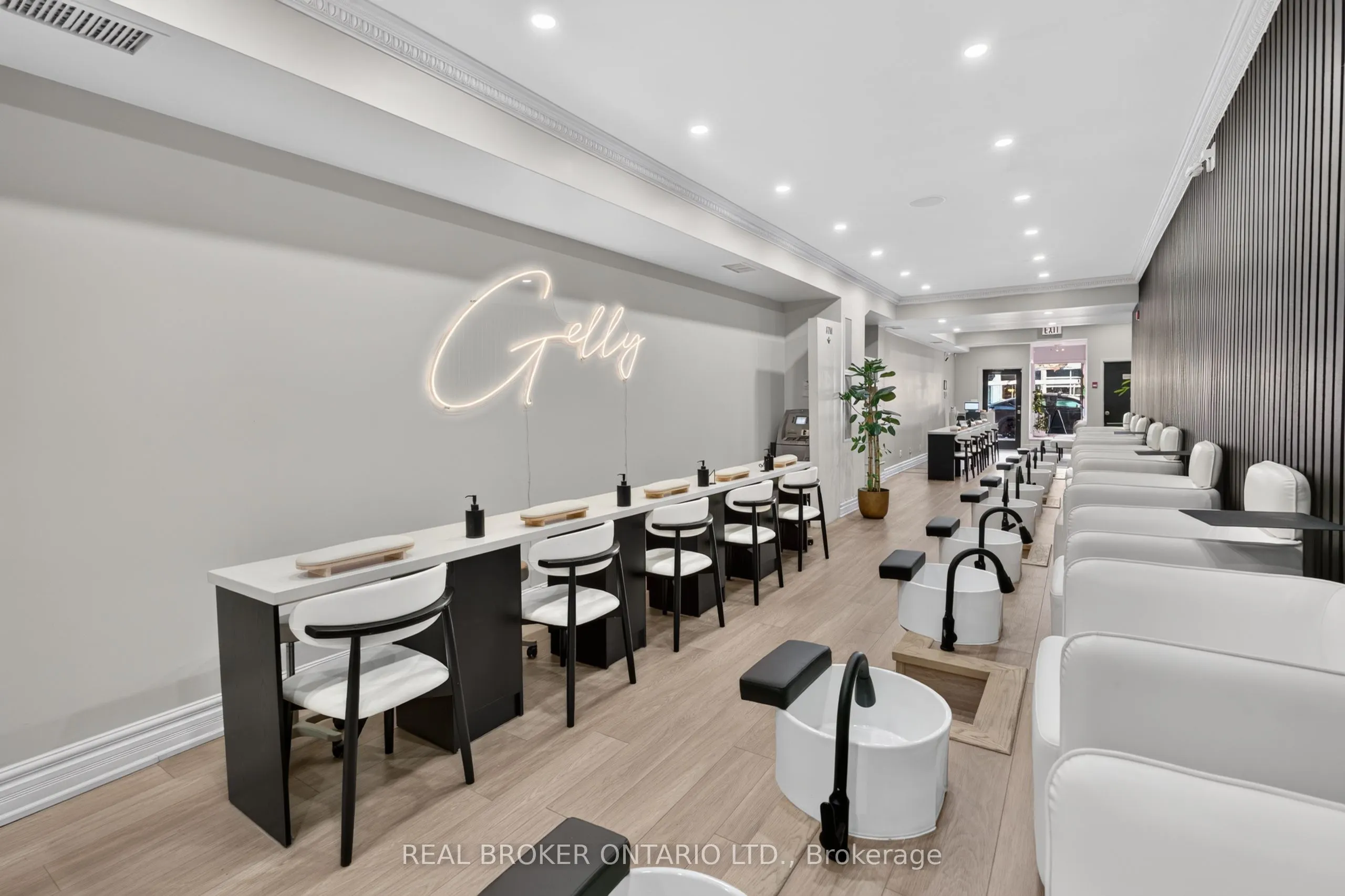803 Dundas Street W