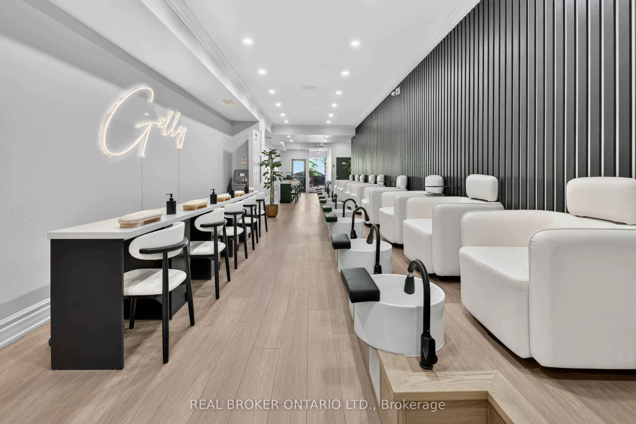 803 Dundas Street W
