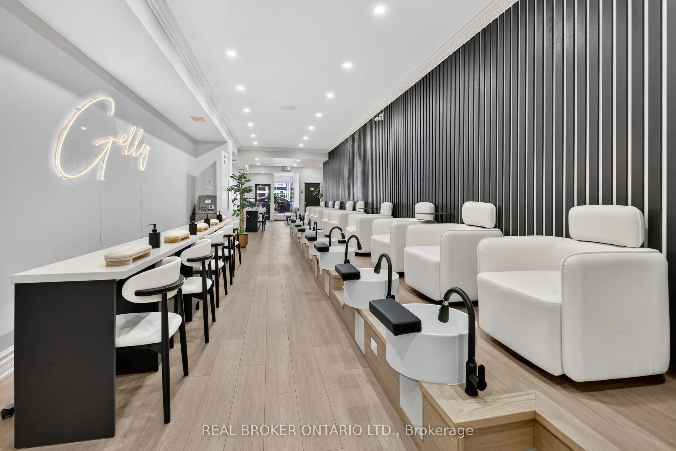 803 Dundas Street W