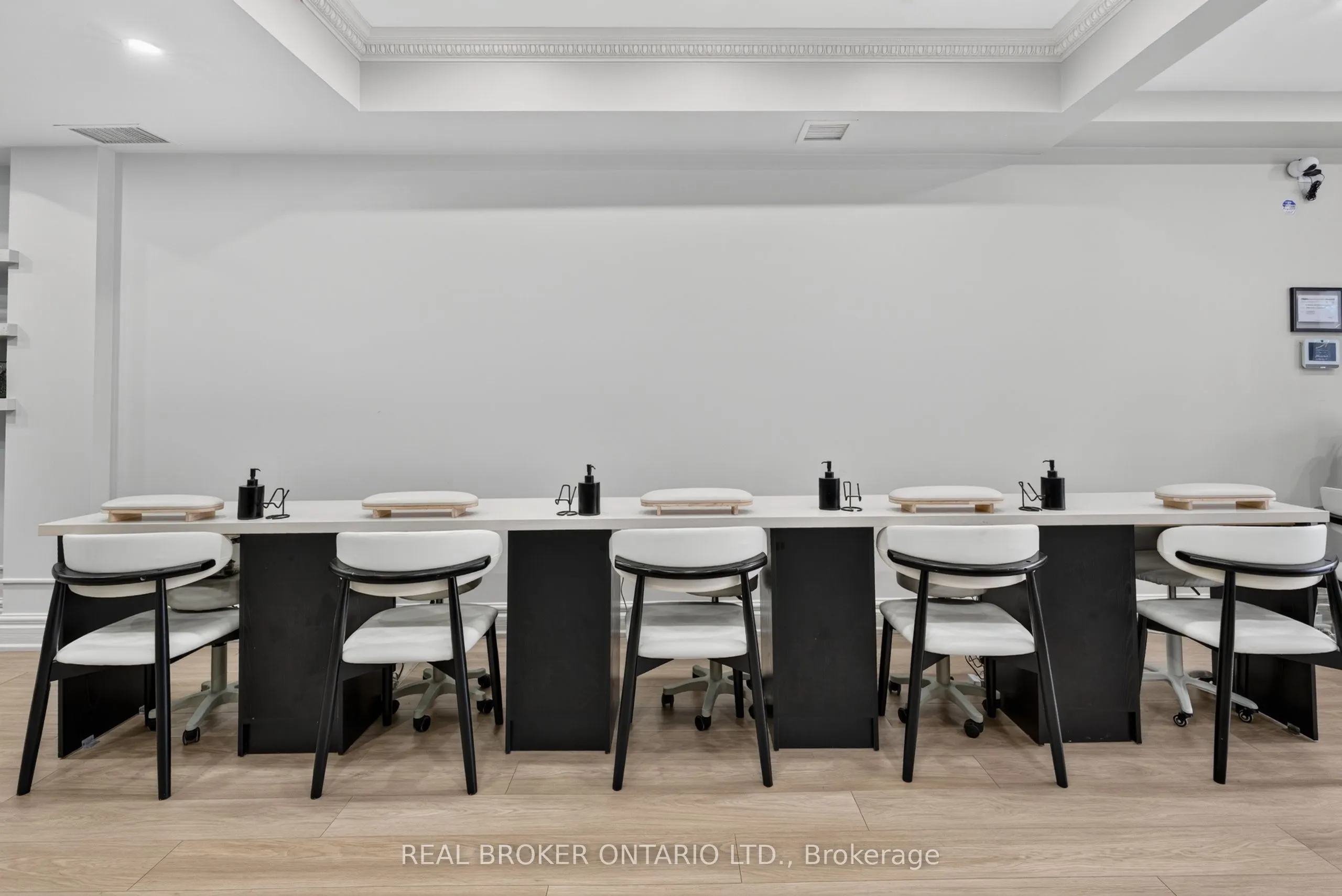 803 Dundas Street W