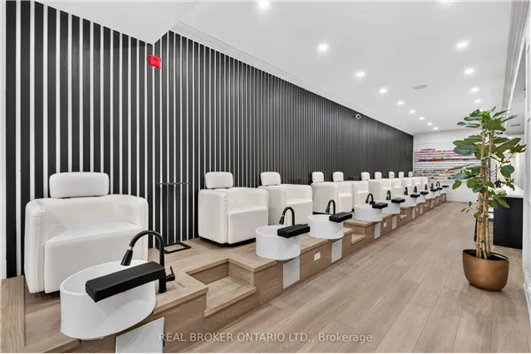 803 Dundas Street W