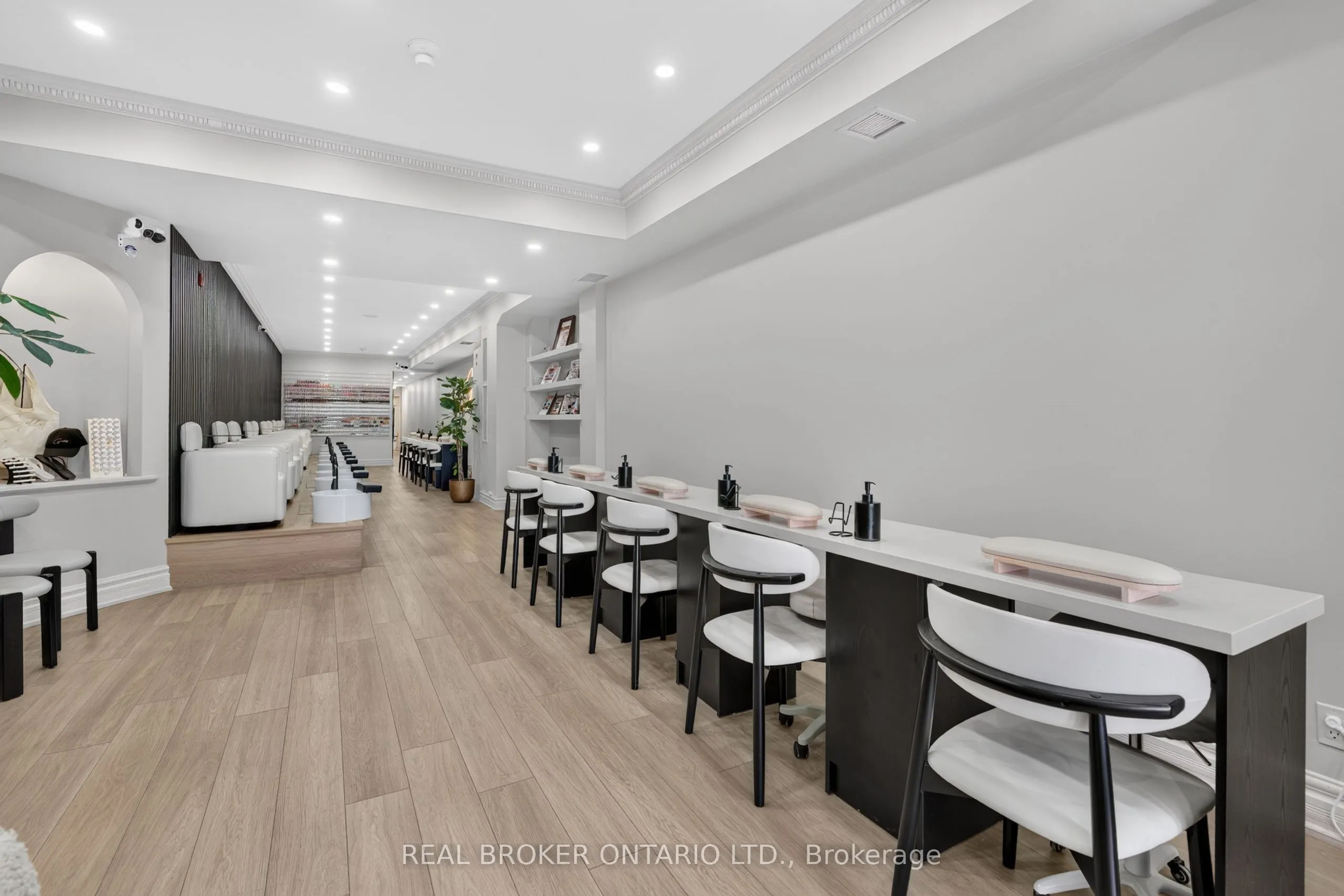 803 Dundas Street W
