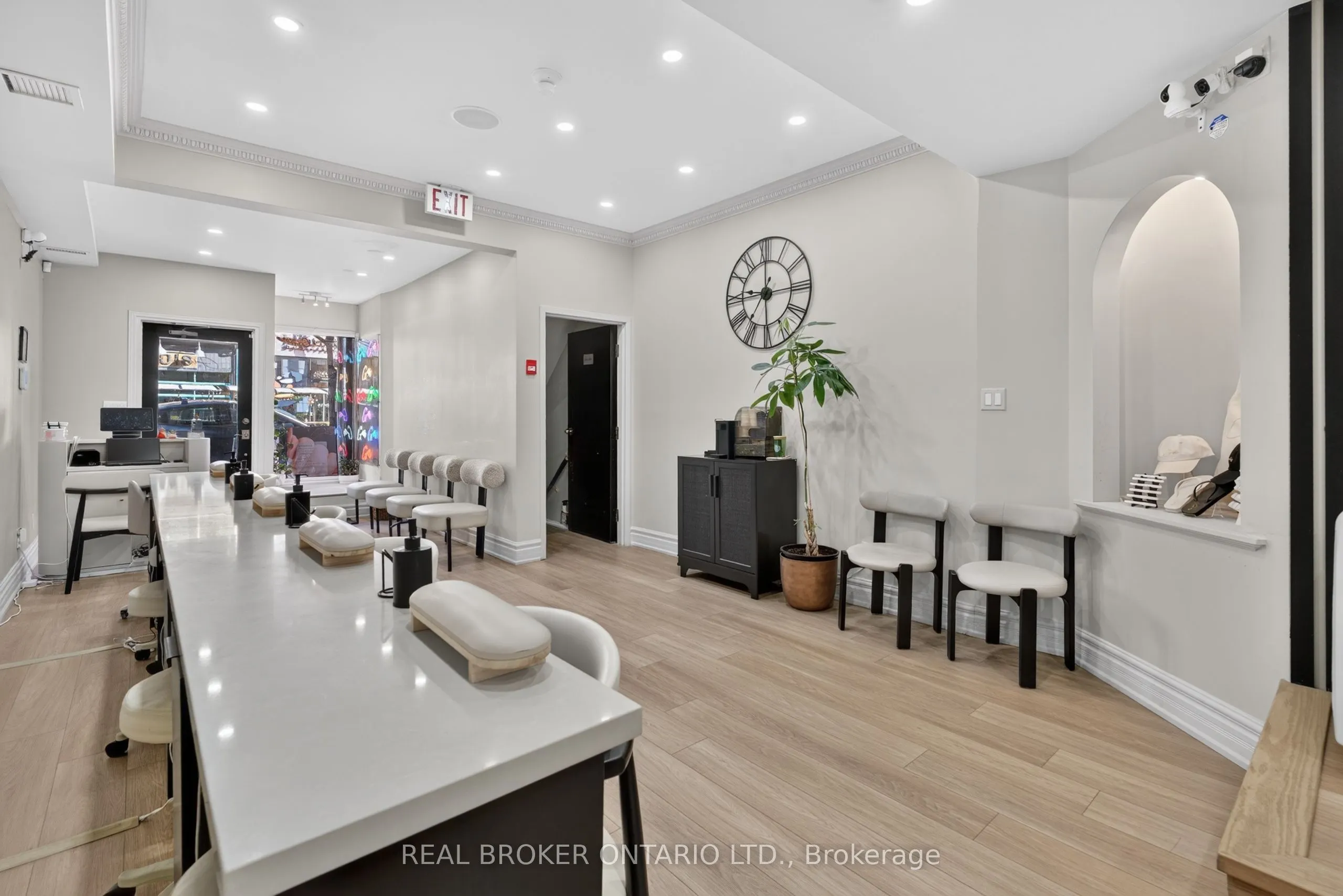 803 Dundas Street W
