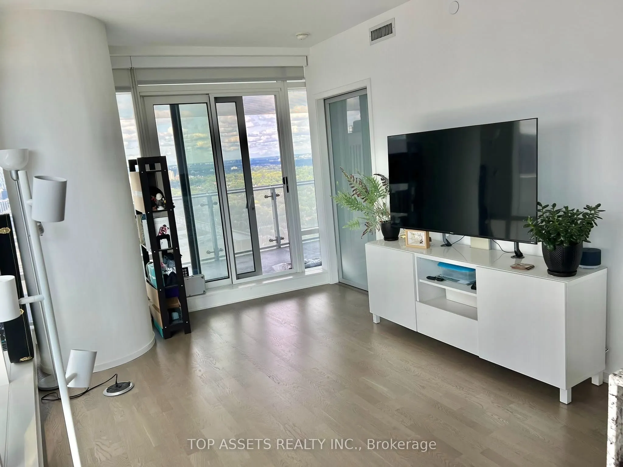 1 Bloor Street E #4409