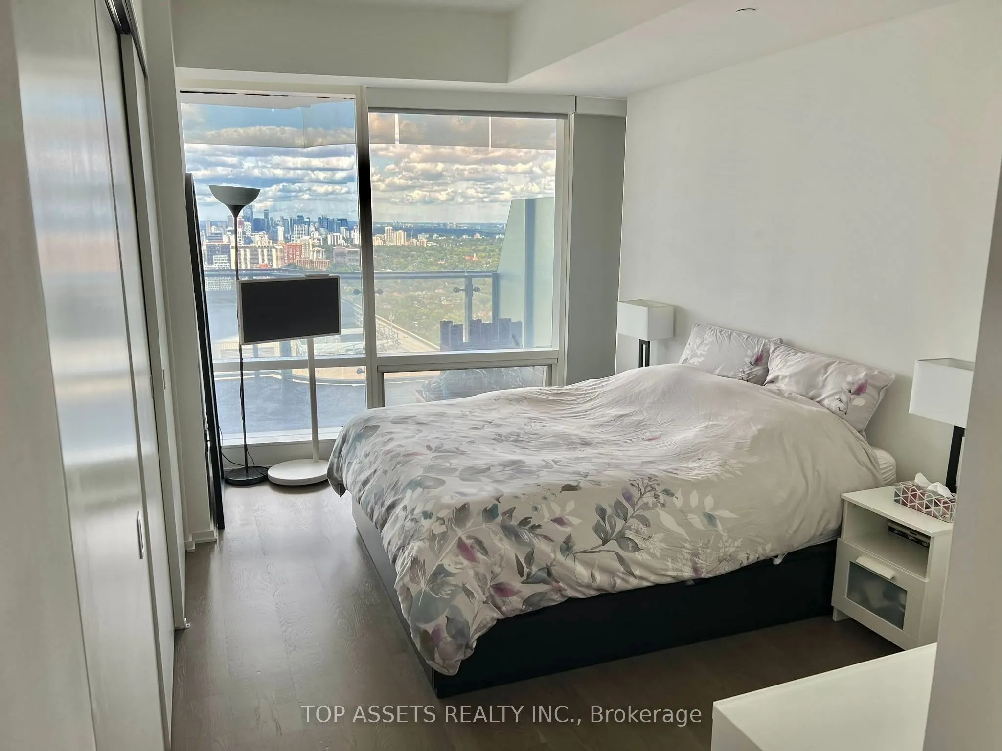 1 Bloor Street E #4409