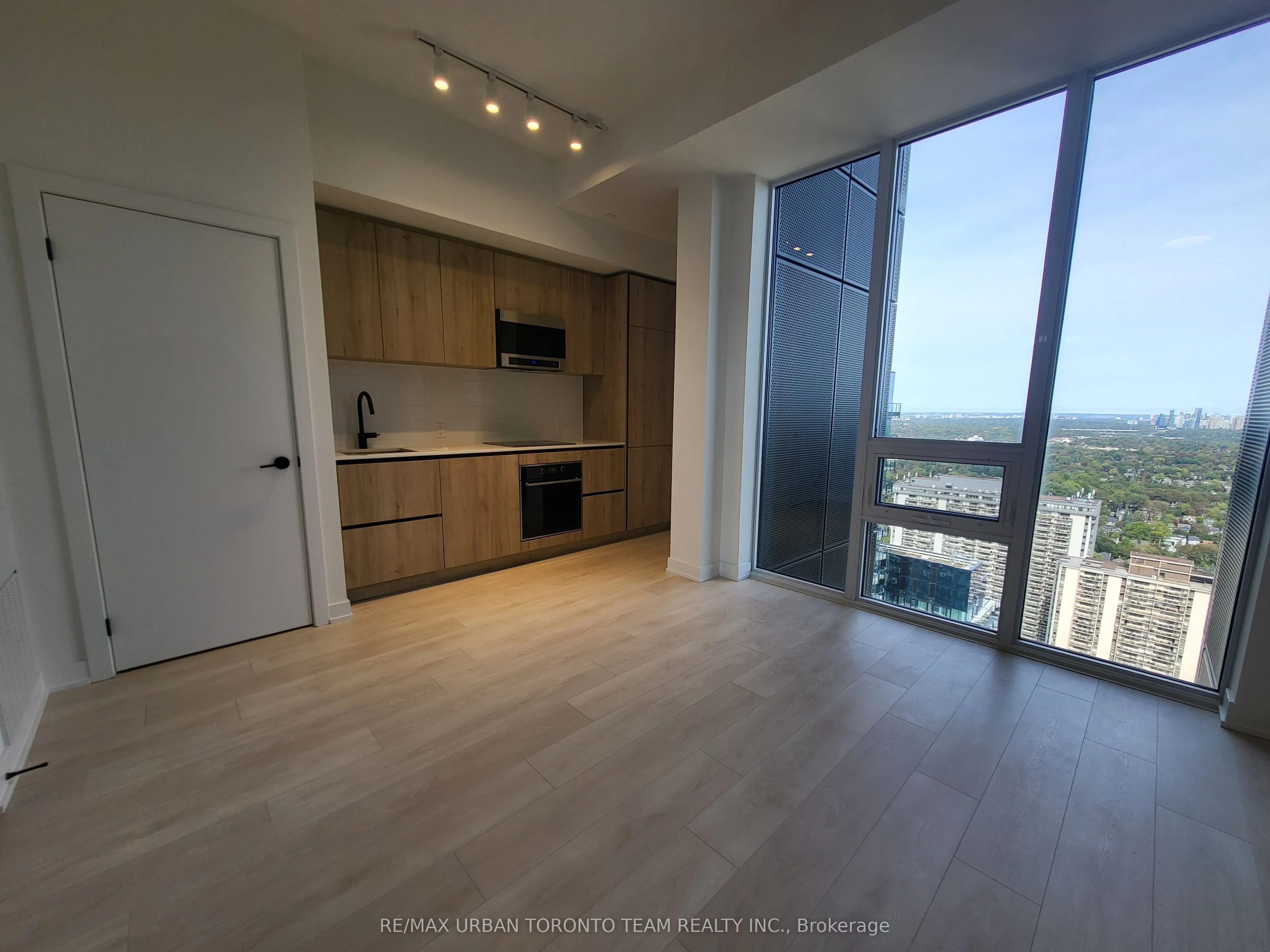 117 Broadway Avenue #UPH-01 (3901)