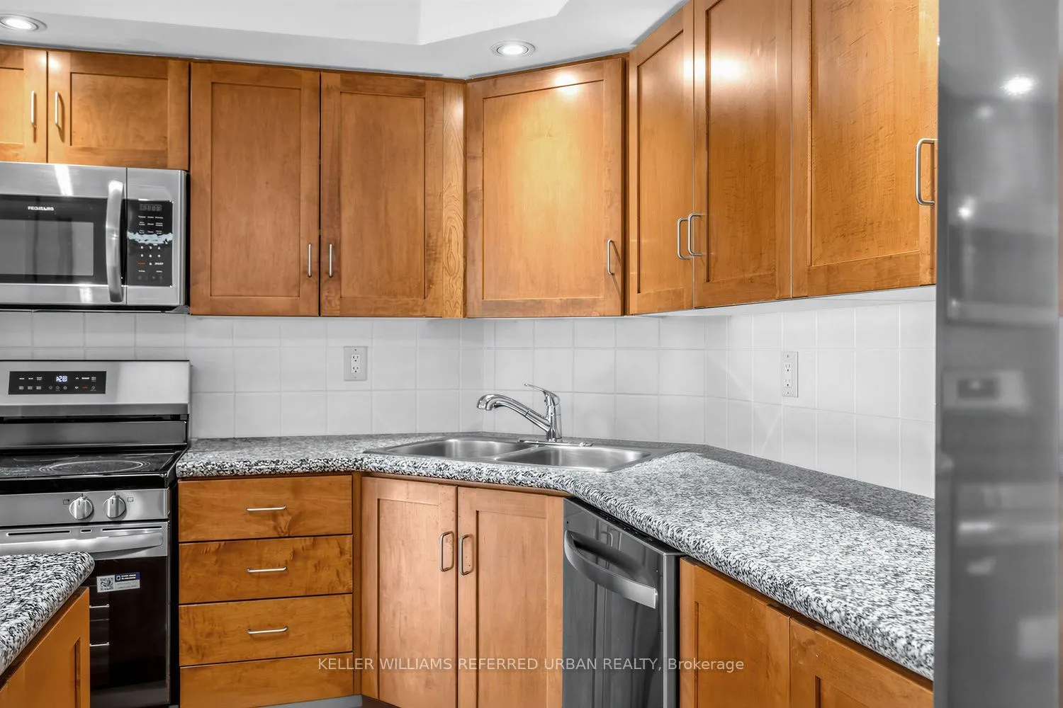 250 Wellington Street W #1436