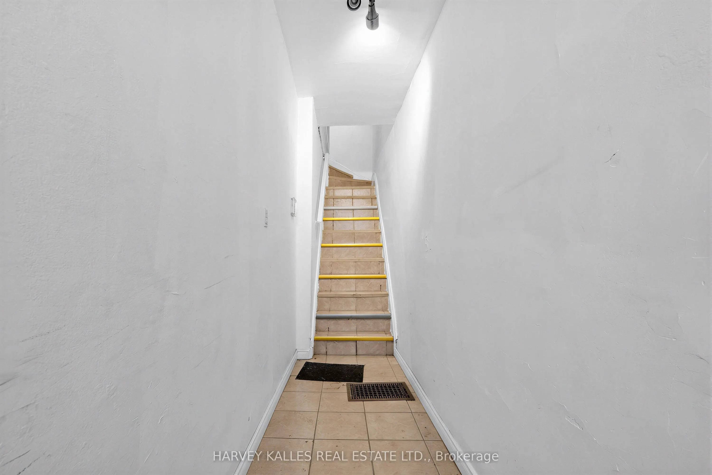 506 Adelaide Street W